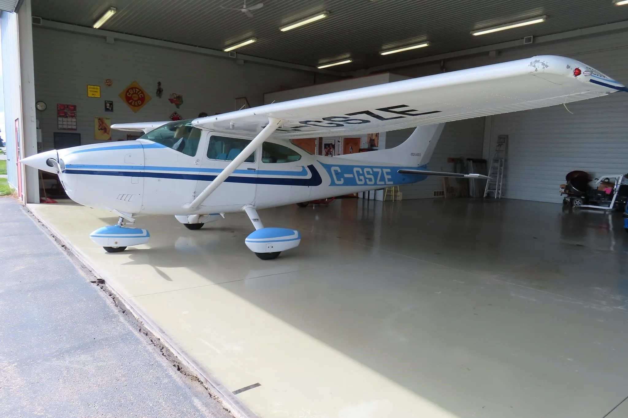 Exterior view of a 1978 CESSNA 182Q SKYLANE, C-GSZE.