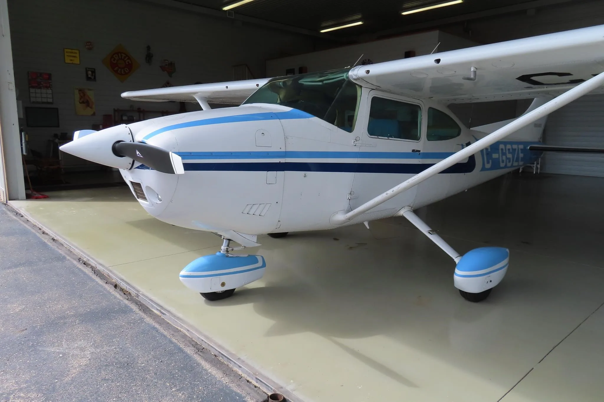 Exterior view of a 1978 CESSNA 182Q SKYLANE, C-GSZE.
