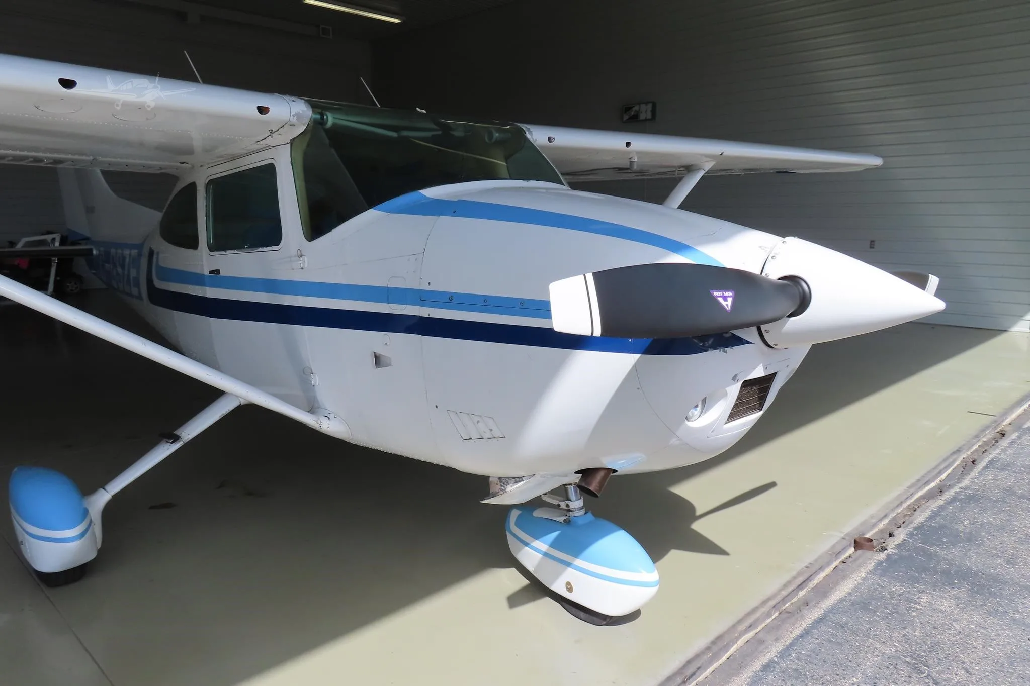 Exterior view of a 1978 CESSNA 182Q SKYLANE, C-GSZE.