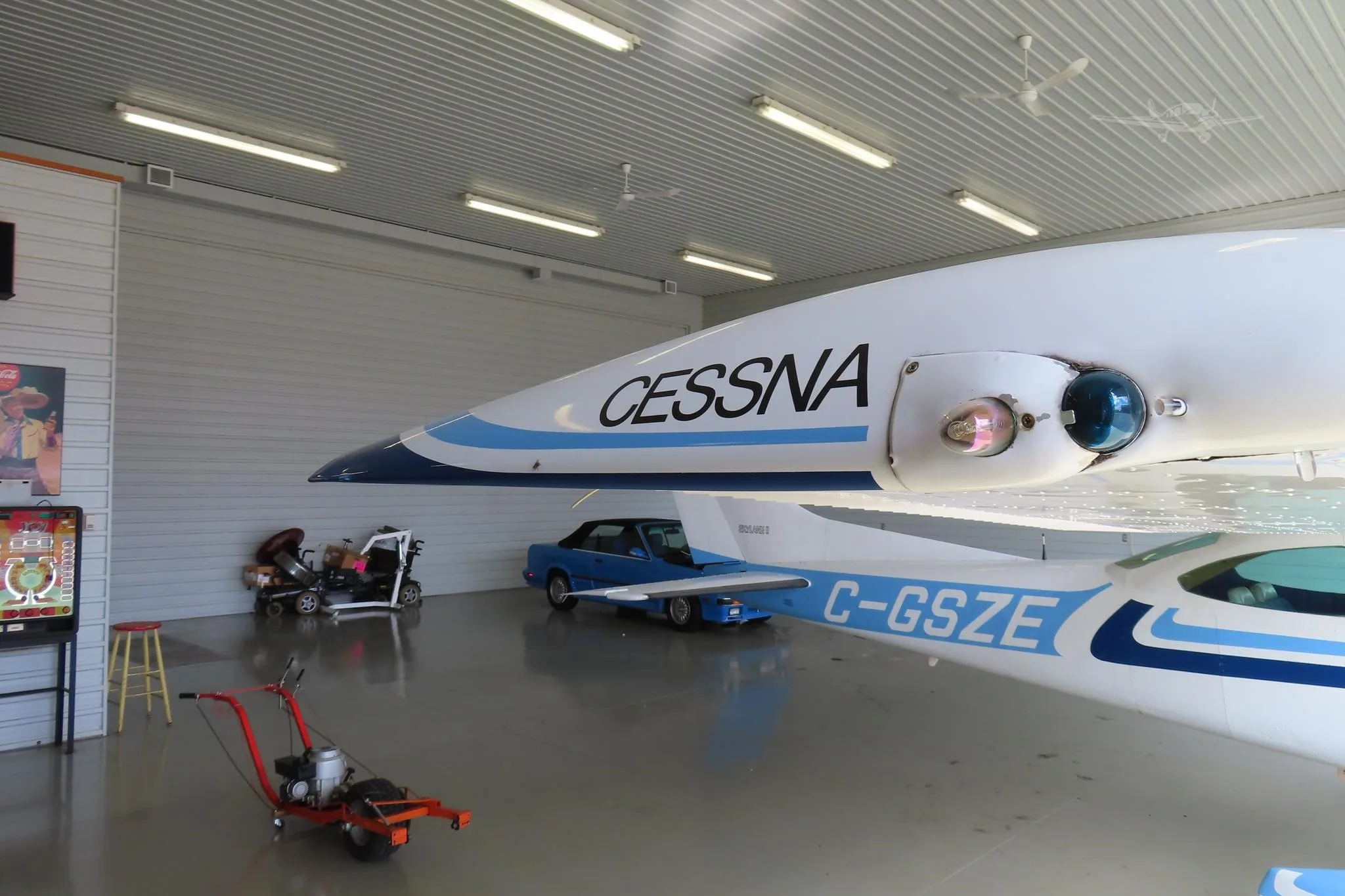 Exterior view of a 1978 CESSNA 182Q SKYLANE, C-GSZE.