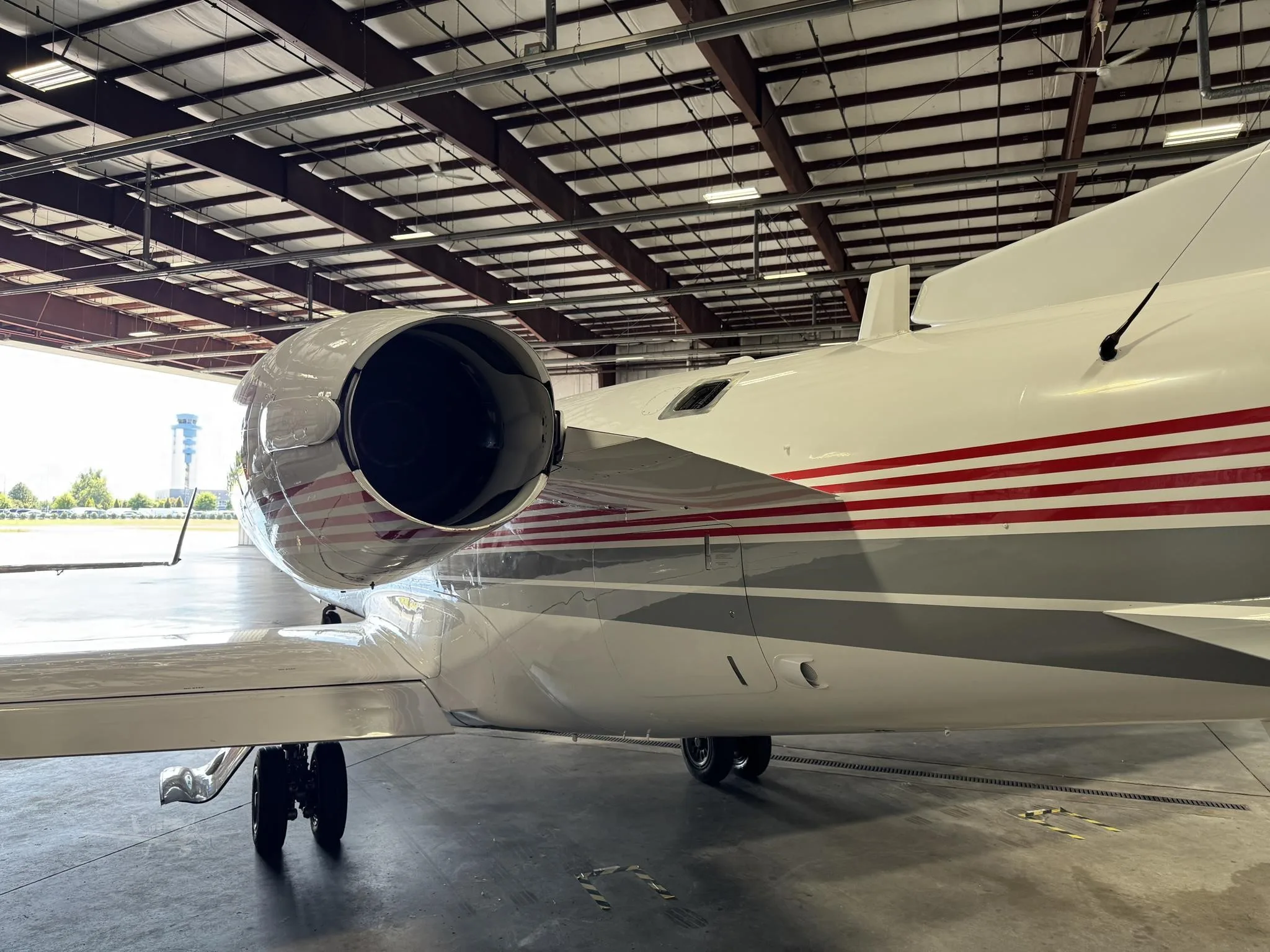 Exterior view of a 1999 LEARJET 45, N395WB.