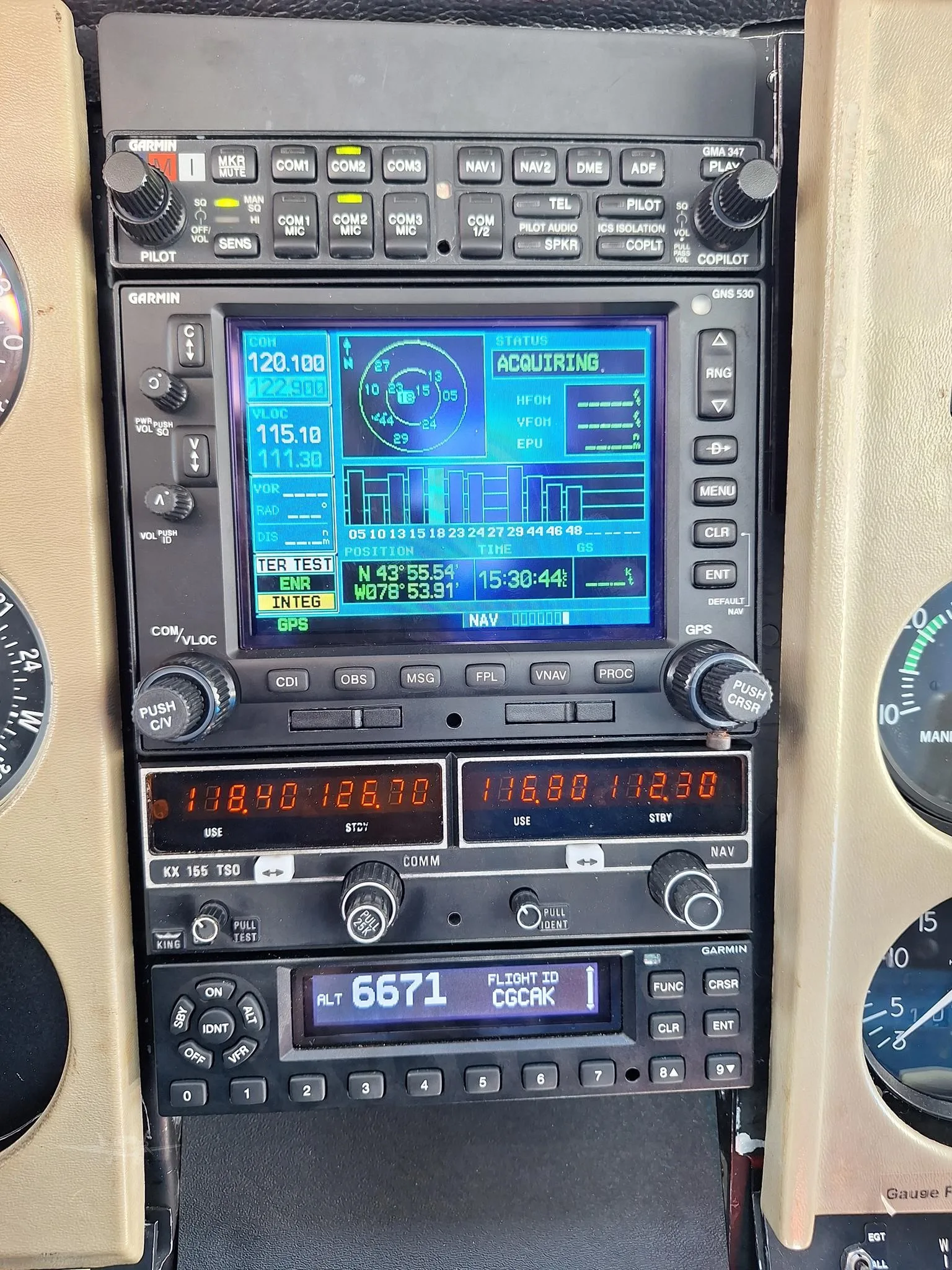 Avionics suite of a 1974 CESSNA 182P SKYLANE.