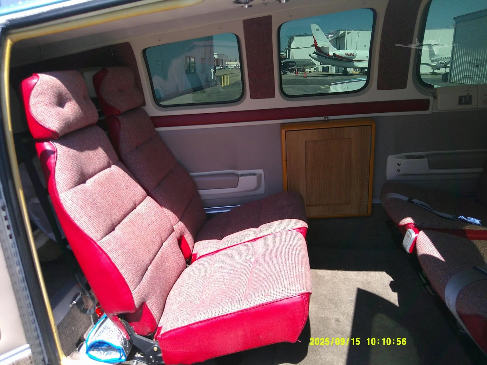 Cabin interior of a 1995 BEECHCRAFT A36 BONANZA.