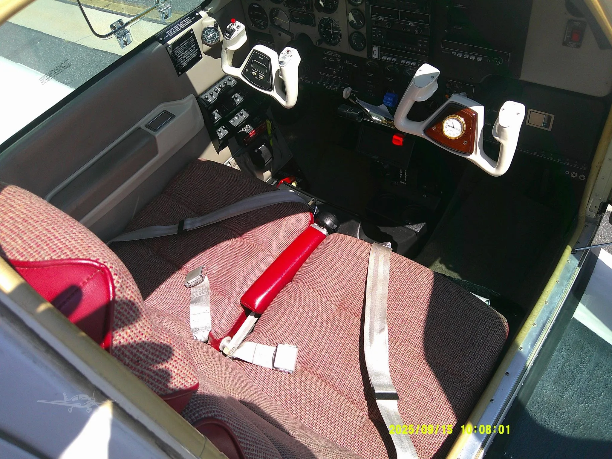 Cabin interior of a 1995 BEECHCRAFT A36 BONANZA.
