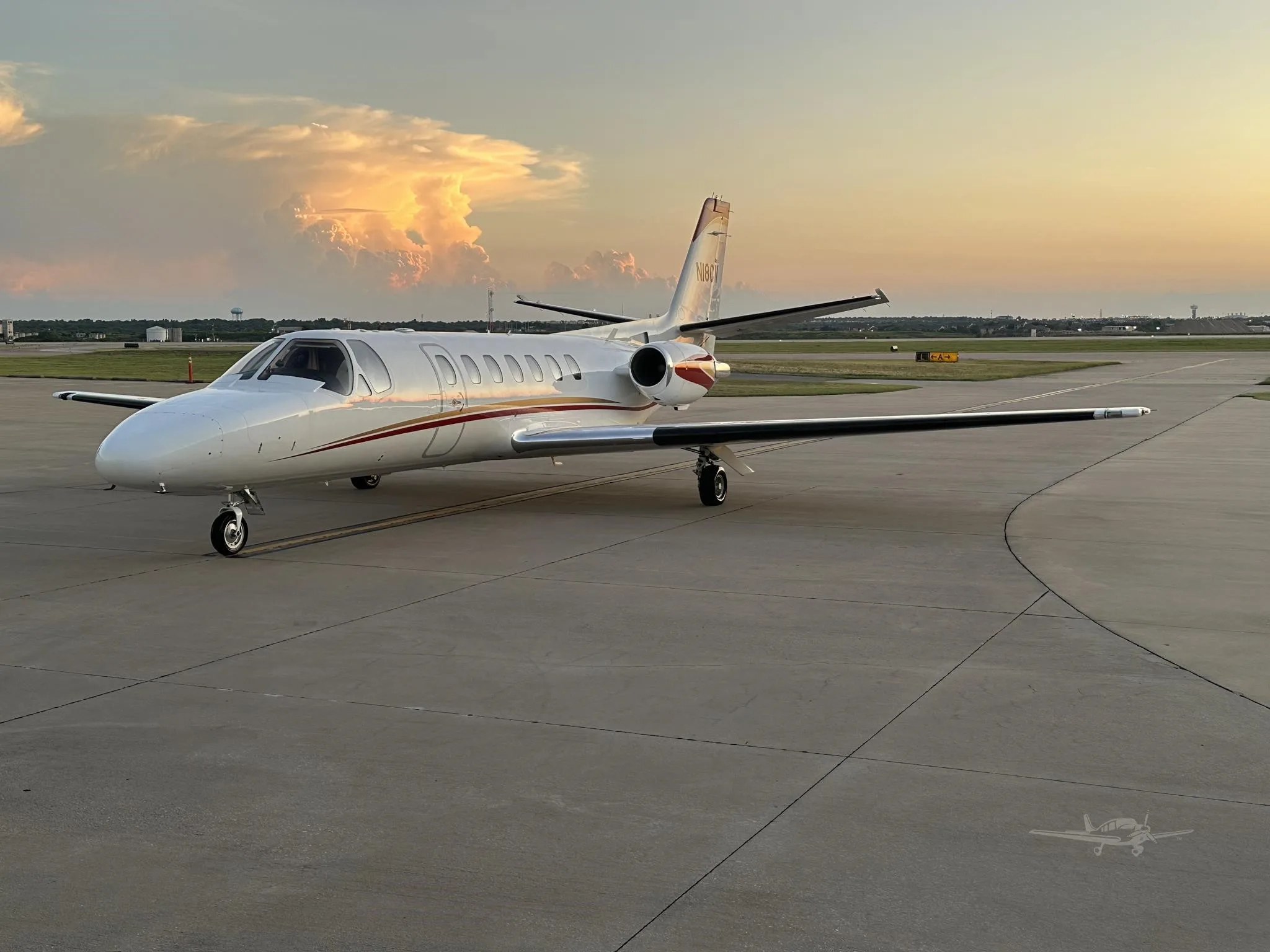 Exterior view of a 1992 CESSNA CITATION V, N18CV.