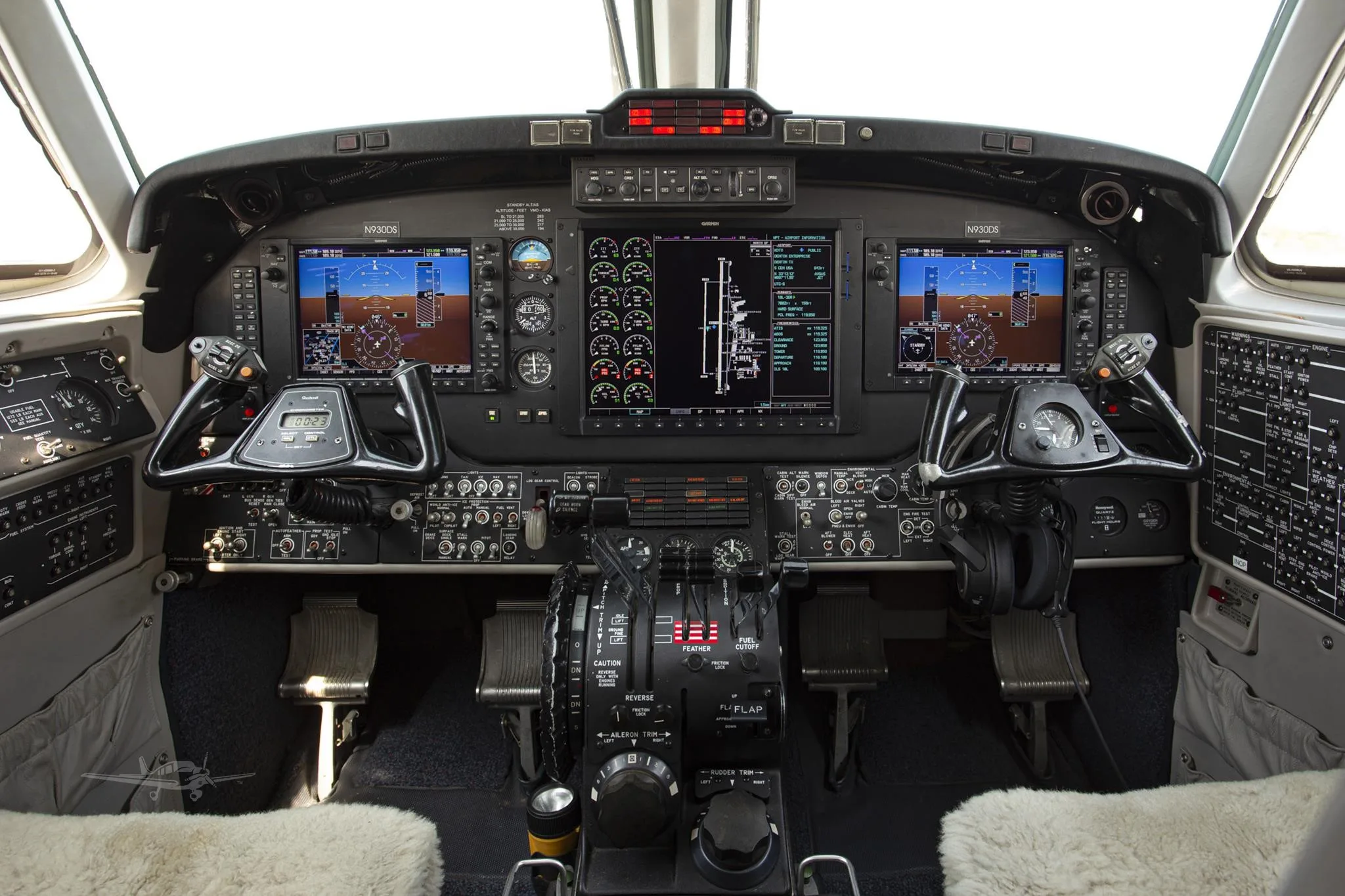 Cockpit and instrument panel of a 1999 BEECHCRAFT KING AIR 350.