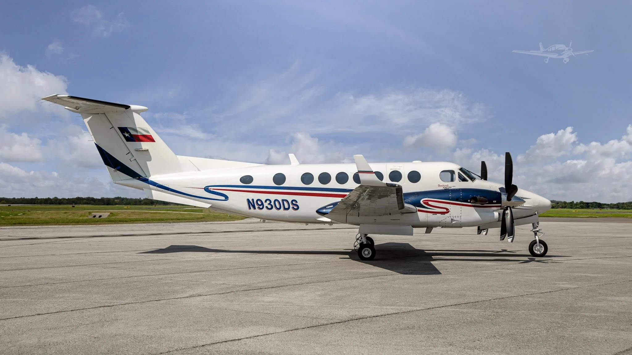 Exterior view of a 1999 BEECHCRAFT KING AIR 350, N930DS.