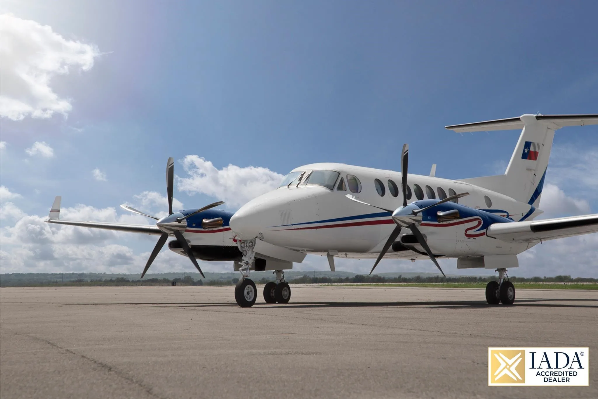 Exterior view of a 1999 BEECHCRAFT KING AIR 350, N930DS.