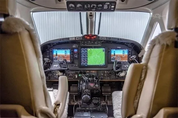 Cockpit and instrument panel of a 1986 BEECHCRAFT KING AIR 300.