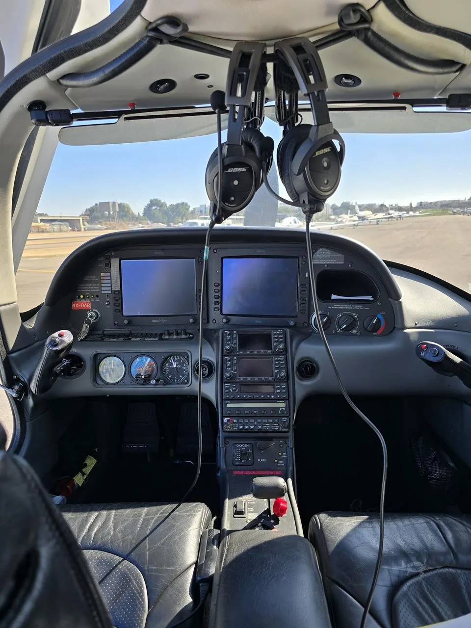 Cockpit and instrument panel of a 2007 CIRRUS SR22-G2 TURBO.