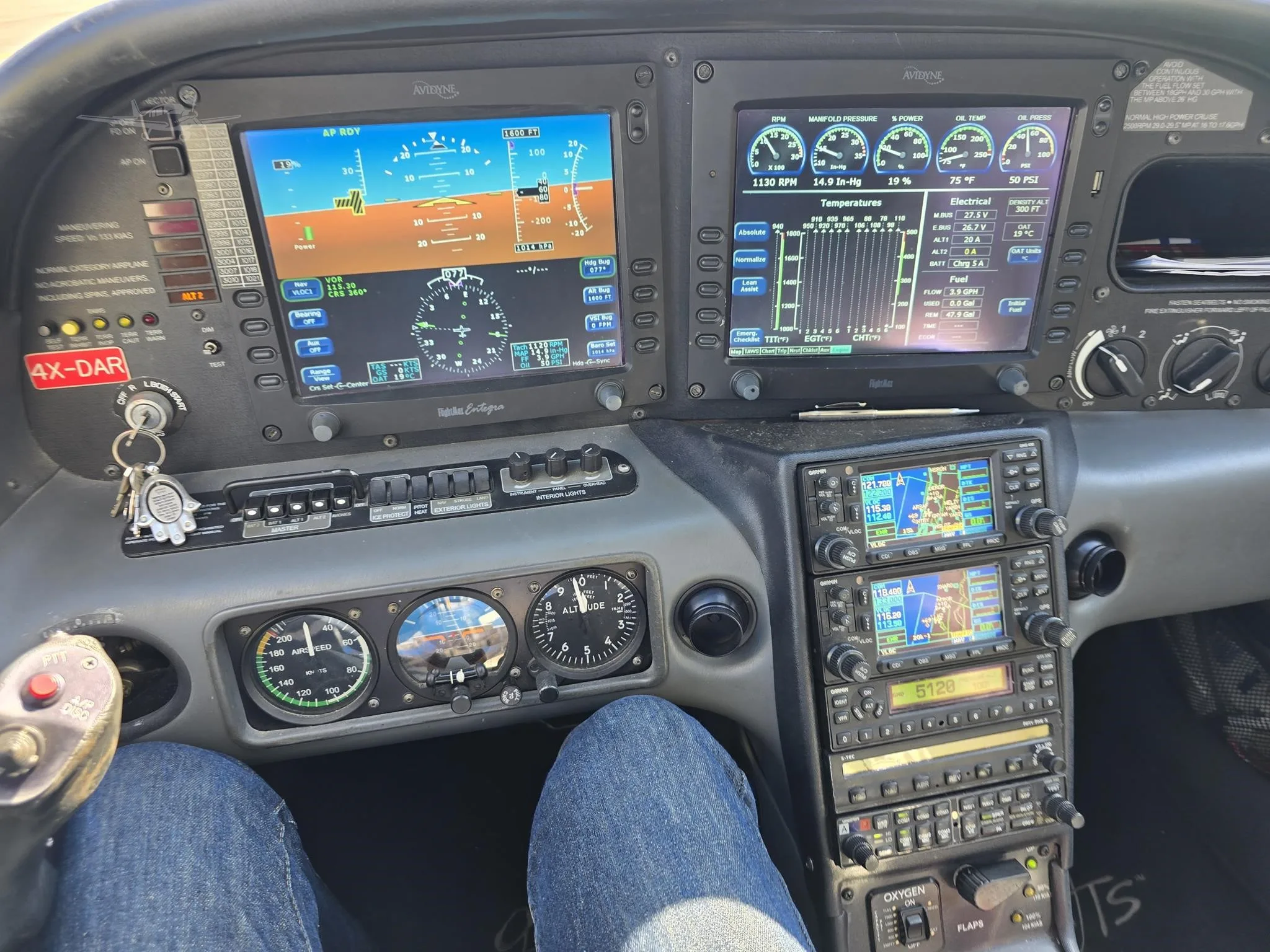Cockpit and instrument panel of a 2007 CIRRUS SR22-G2 TURBO.