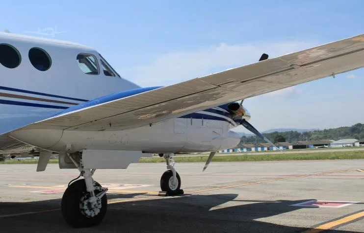 Exterior view of a 1985 BEECHCRAFT KING AIR C90A.