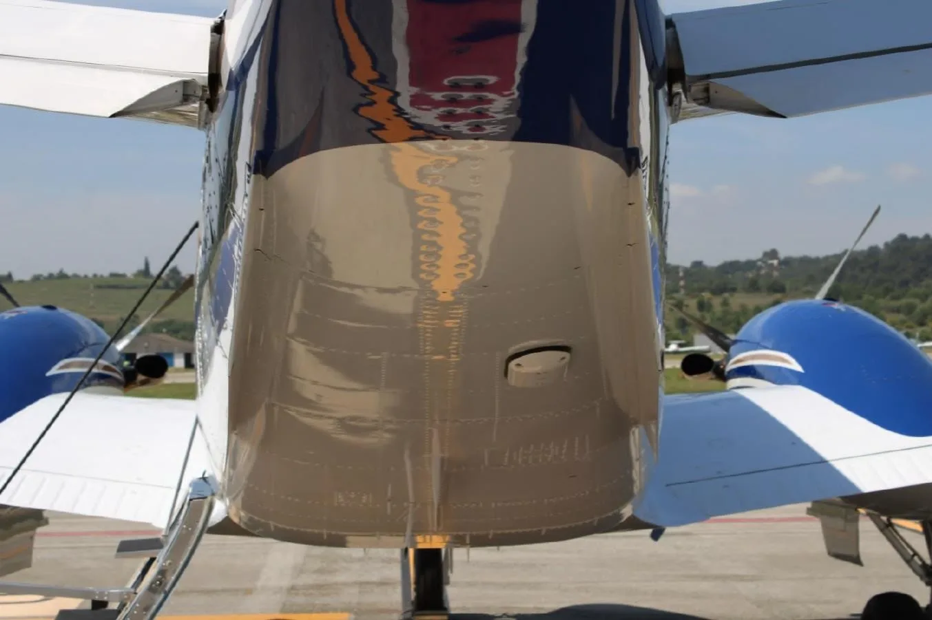 Exterior view of a 1985 BEECHCRAFT KING AIR C90A.