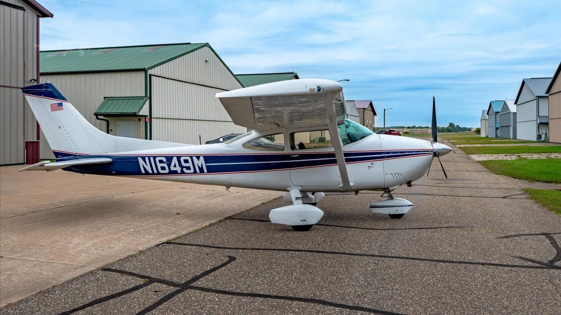 Exterior view of a 1976 CESSNA 182P SKYLANE, N1649M.