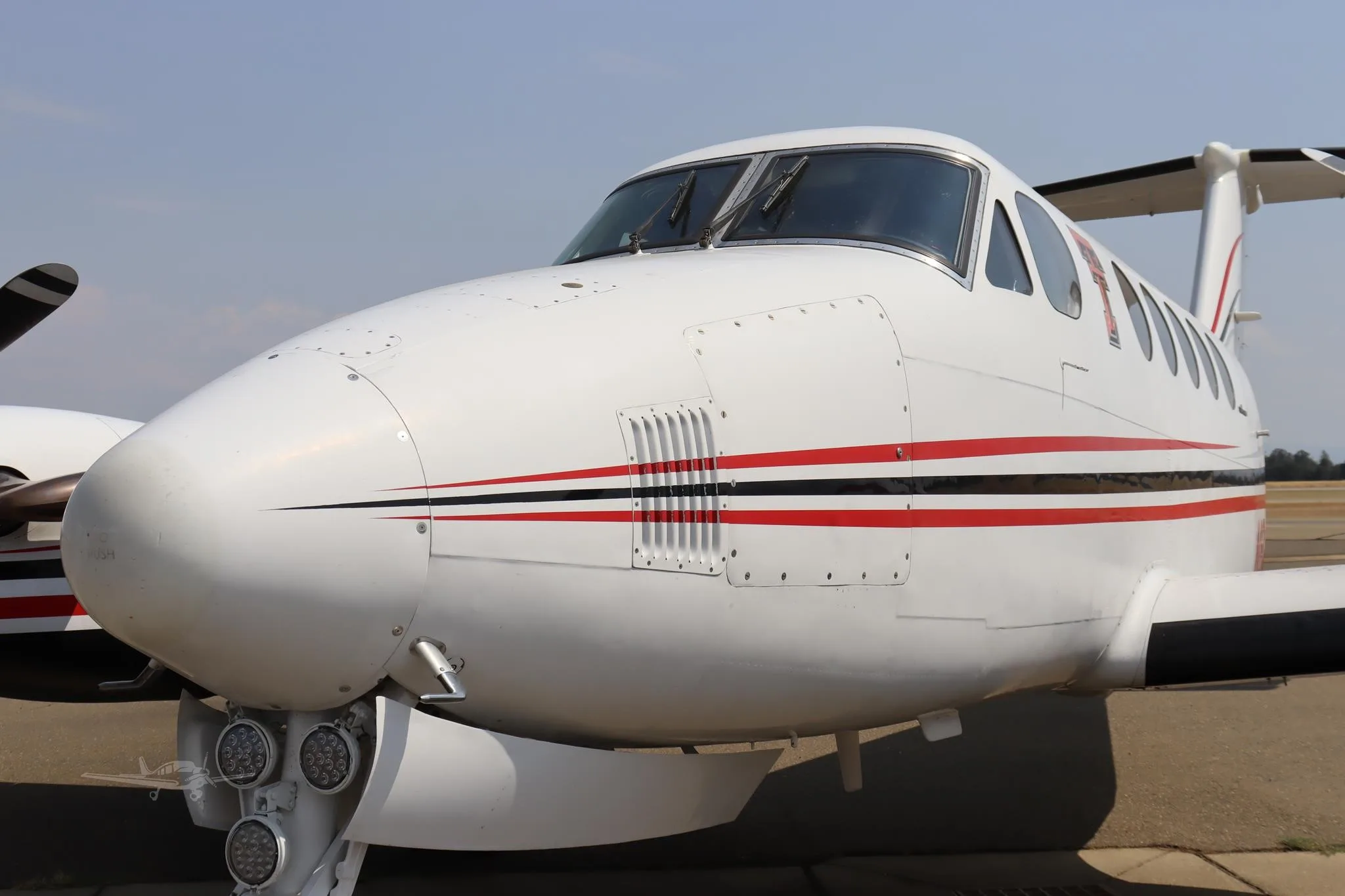 Exterior view of a 1986 BEECHCRAFT KING AIR B200, N88VN.
