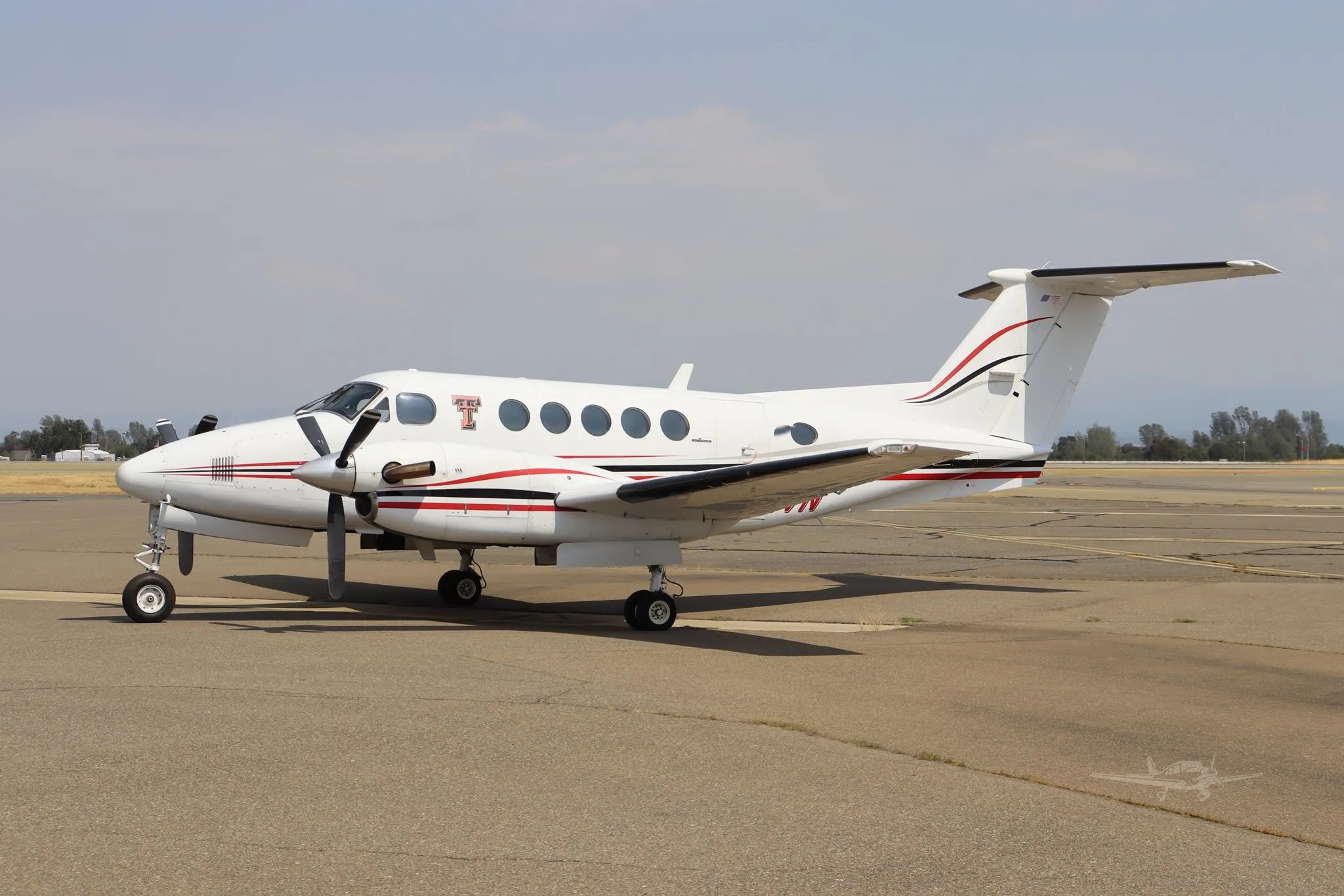 Exterior view of a 1986 BEECHCRAFT KING AIR B200, N88VN.