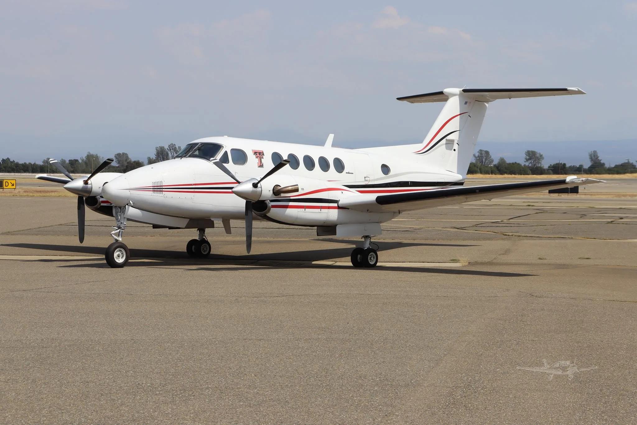 Exterior view of a 1986 BEECHCRAFT KING AIR B200, N88VN.