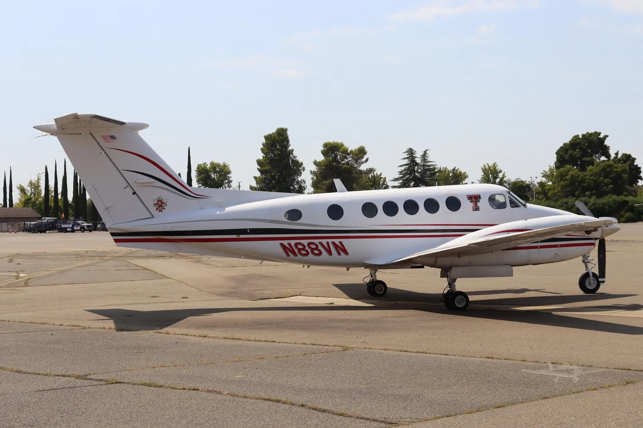 Exterior view of a 1986 BEECHCRAFT KING AIR B200, N88VN.