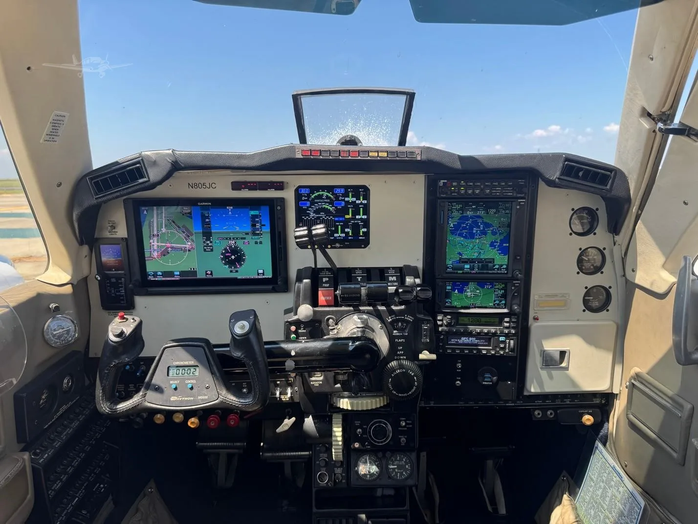 Avionics suite of a 1980 BEECHCRAFT 58P BARON.