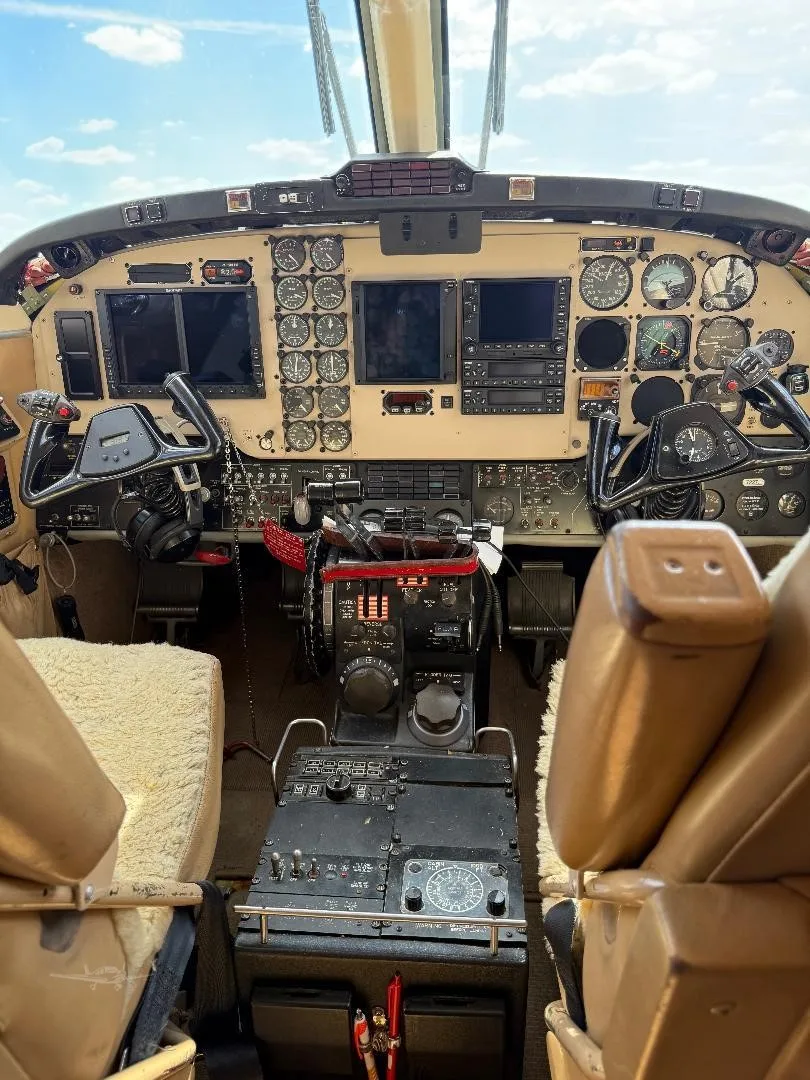 Cockpit and instrument panel of a 1984 BEECHCRAFT KING AIR B200.