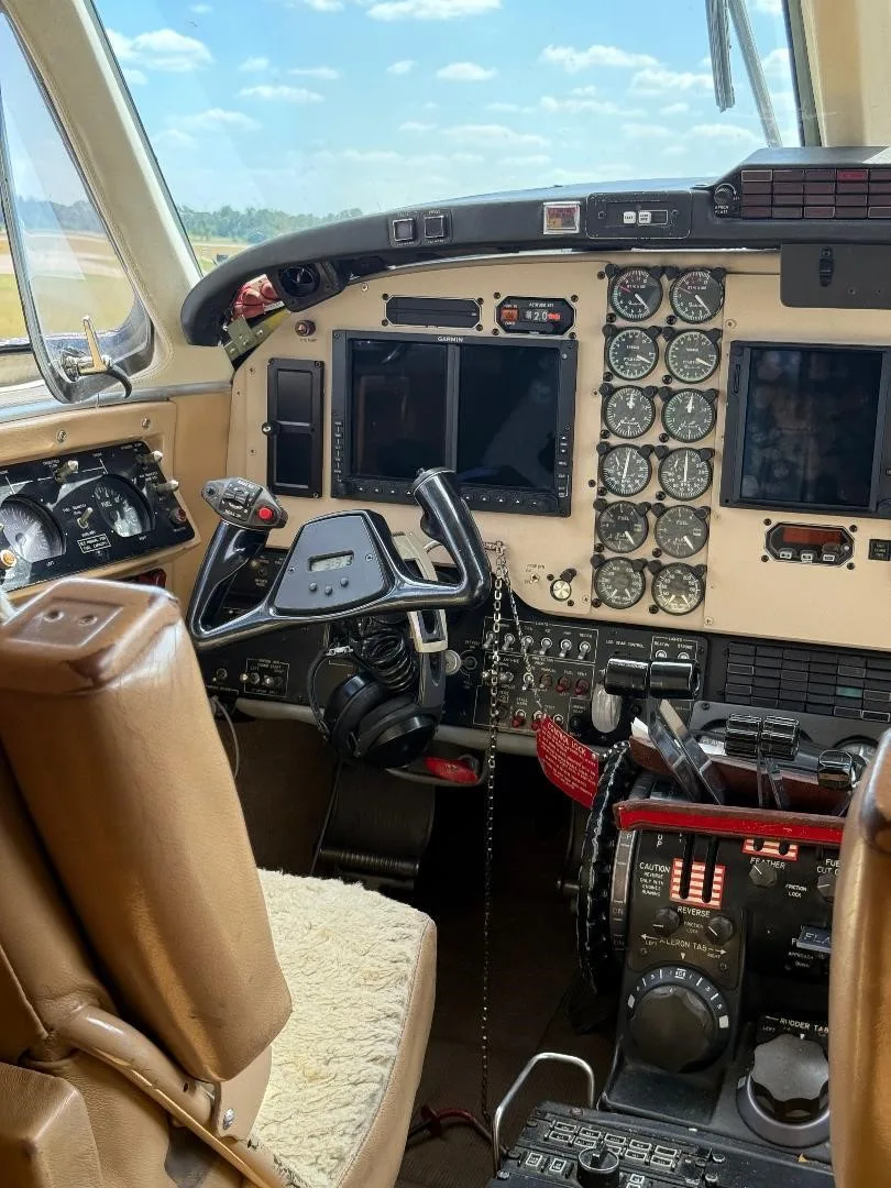 Cockpit and instrument panel of a 1984 BEECHCRAFT KING AIR B200.