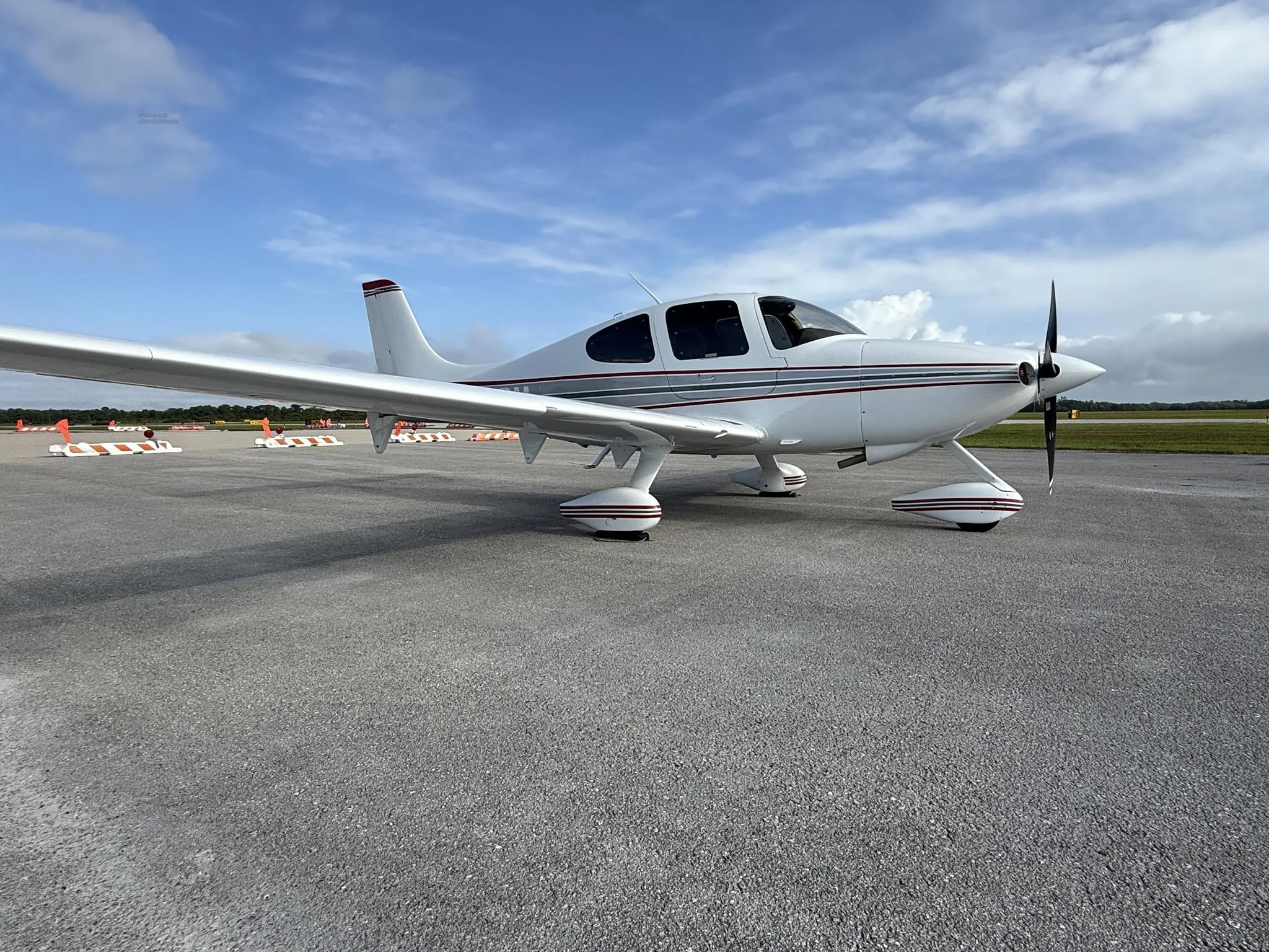Exterior view of a 2004 CIRRUS SR22-G2, N88BM.