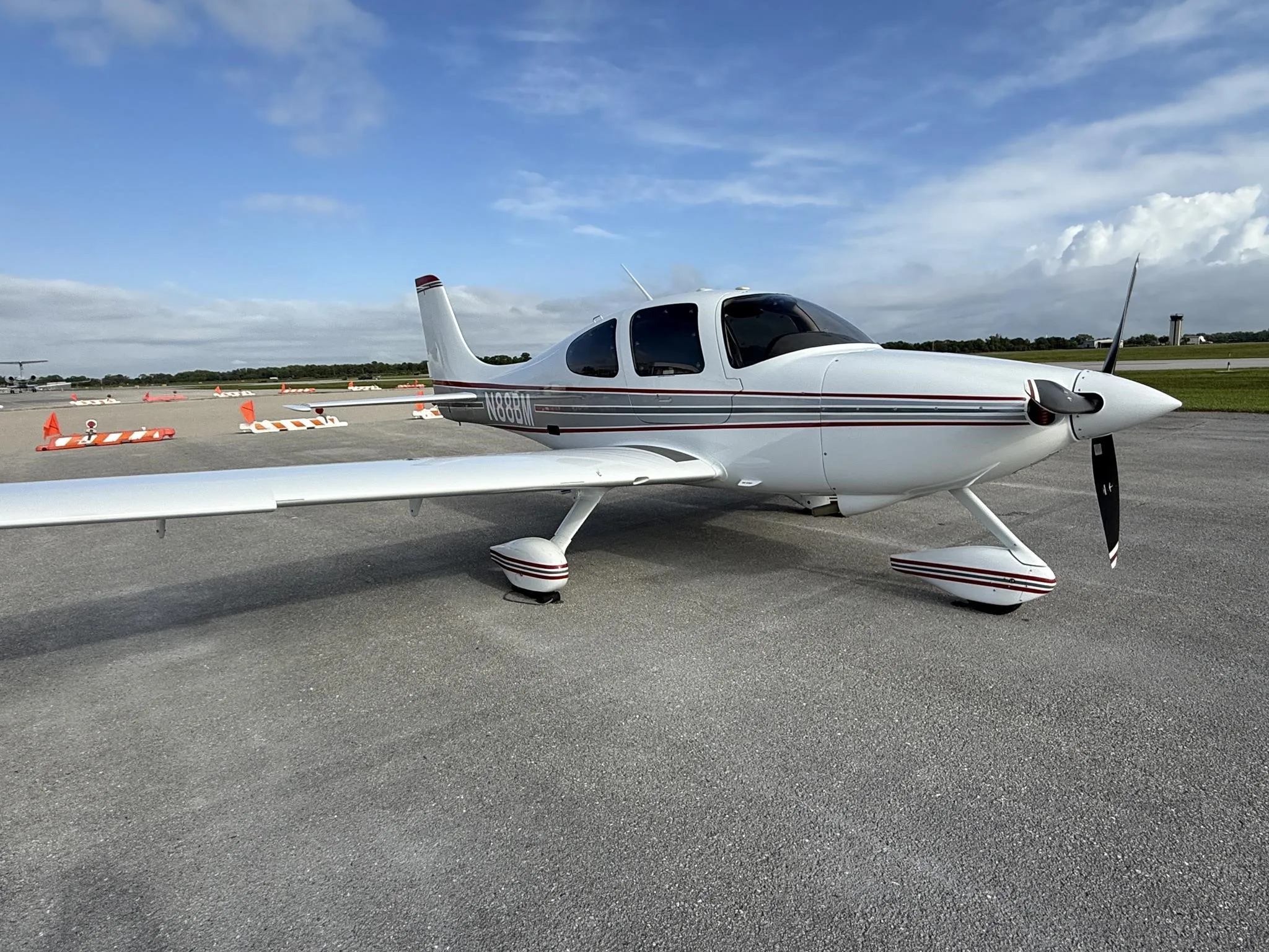 Exterior view of a 2004 CIRRUS SR22-G2, N88BM.