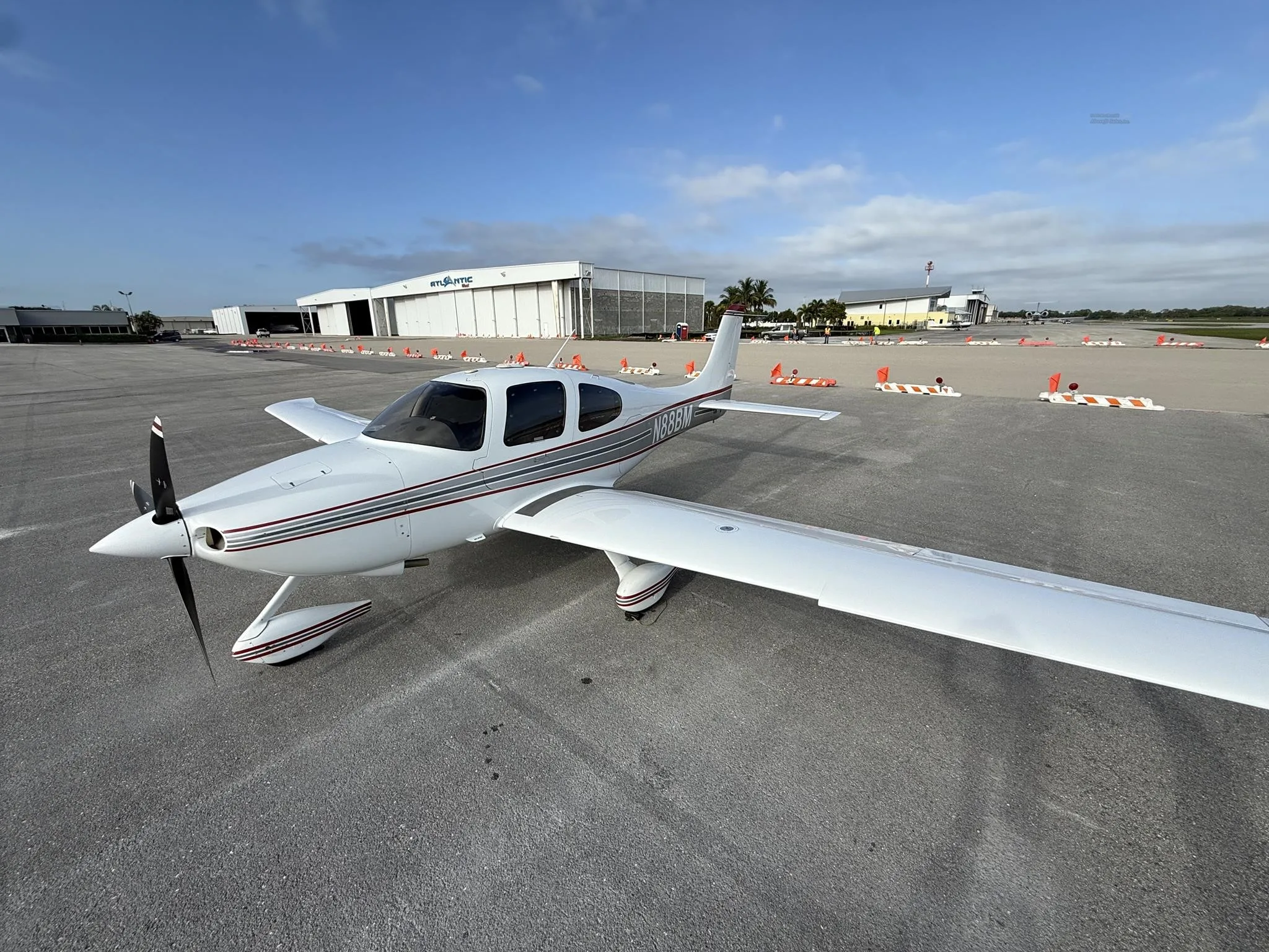 Exterior view of a 2004 CIRRUS SR22-G2, N88BM.