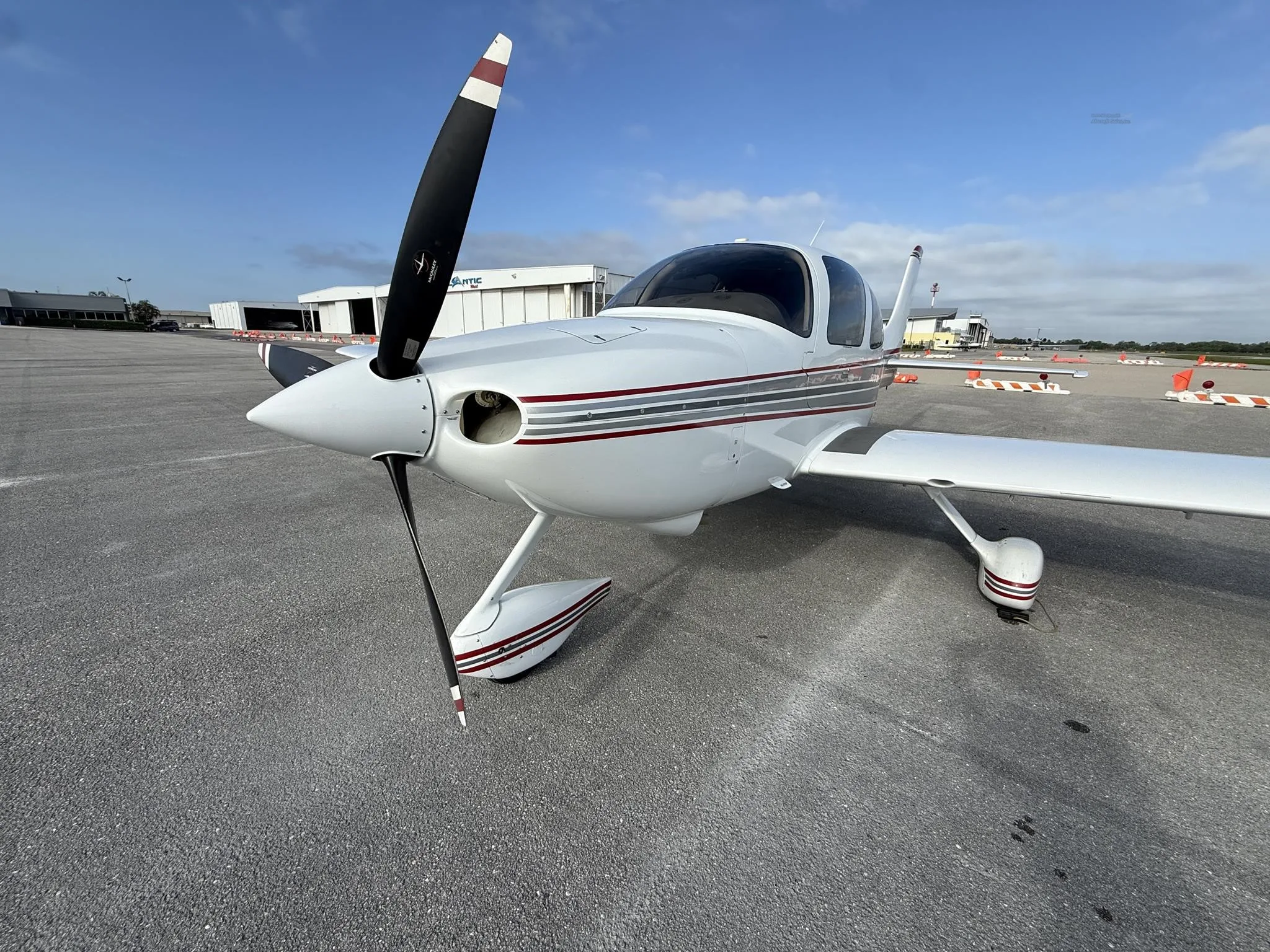 Exterior view of a 2004 CIRRUS SR22-G2, N88BM.