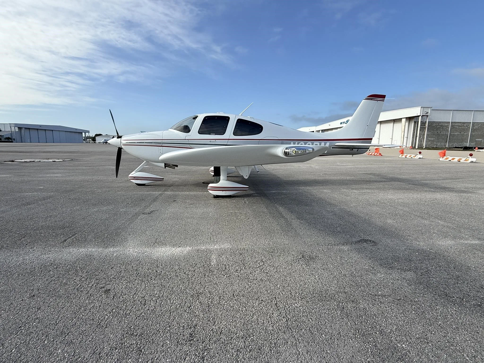 Exterior view of a 2004 CIRRUS SR22-G2, N88BM.