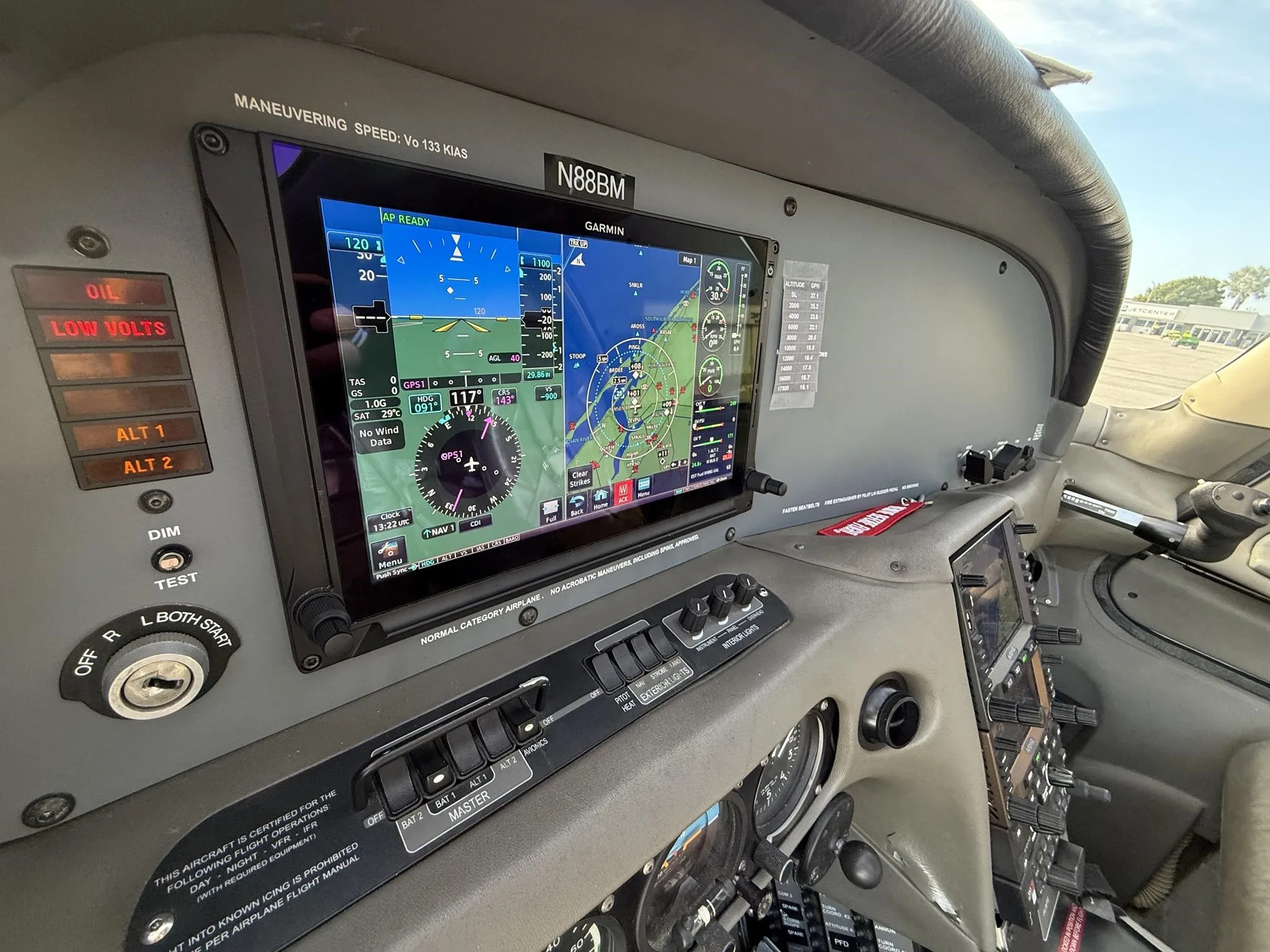 Avionics suite of a 2004 CIRRUS SR22-G2.