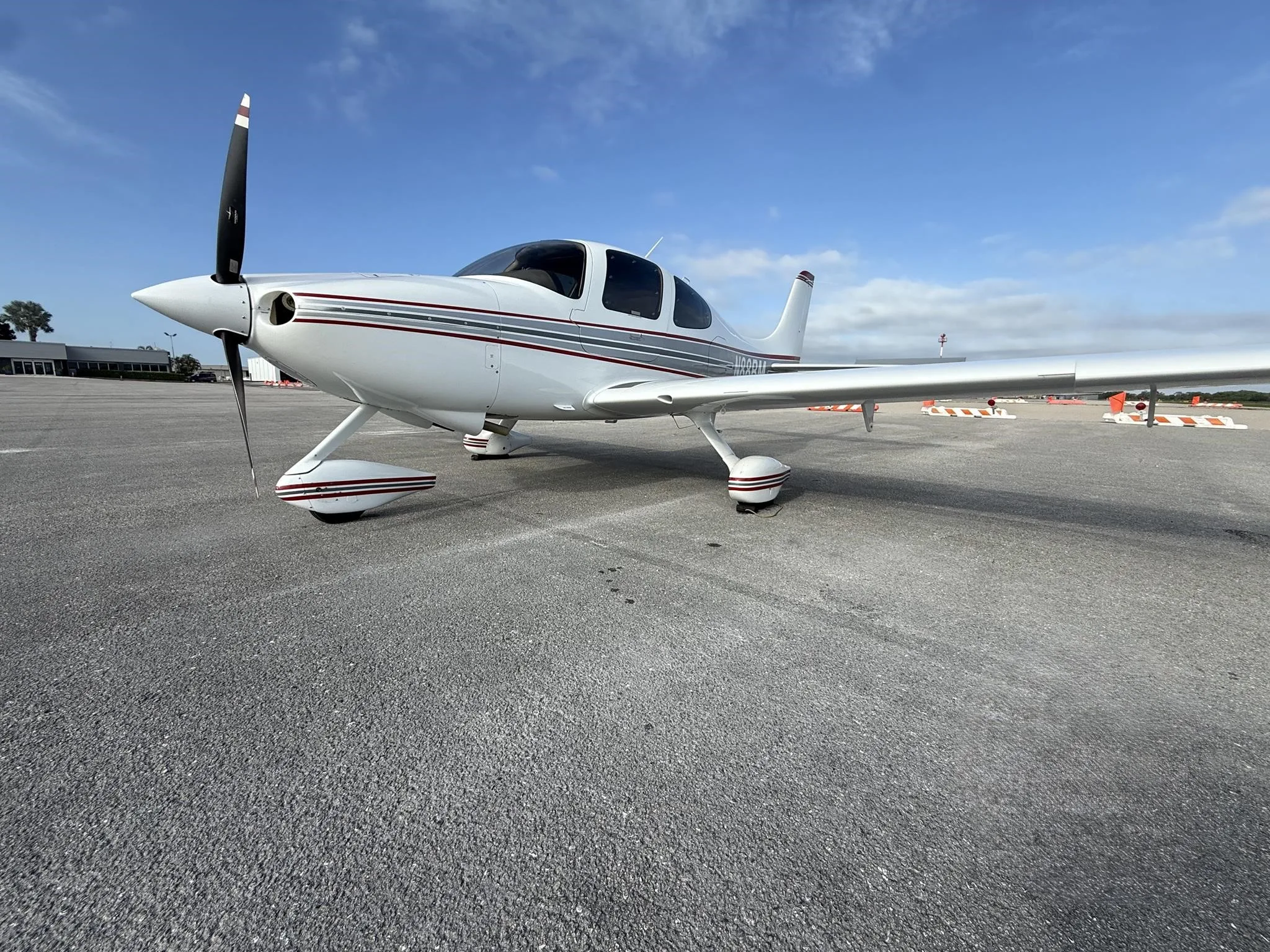 Exterior view of a 2004 CIRRUS SR22-G2, N88BM.