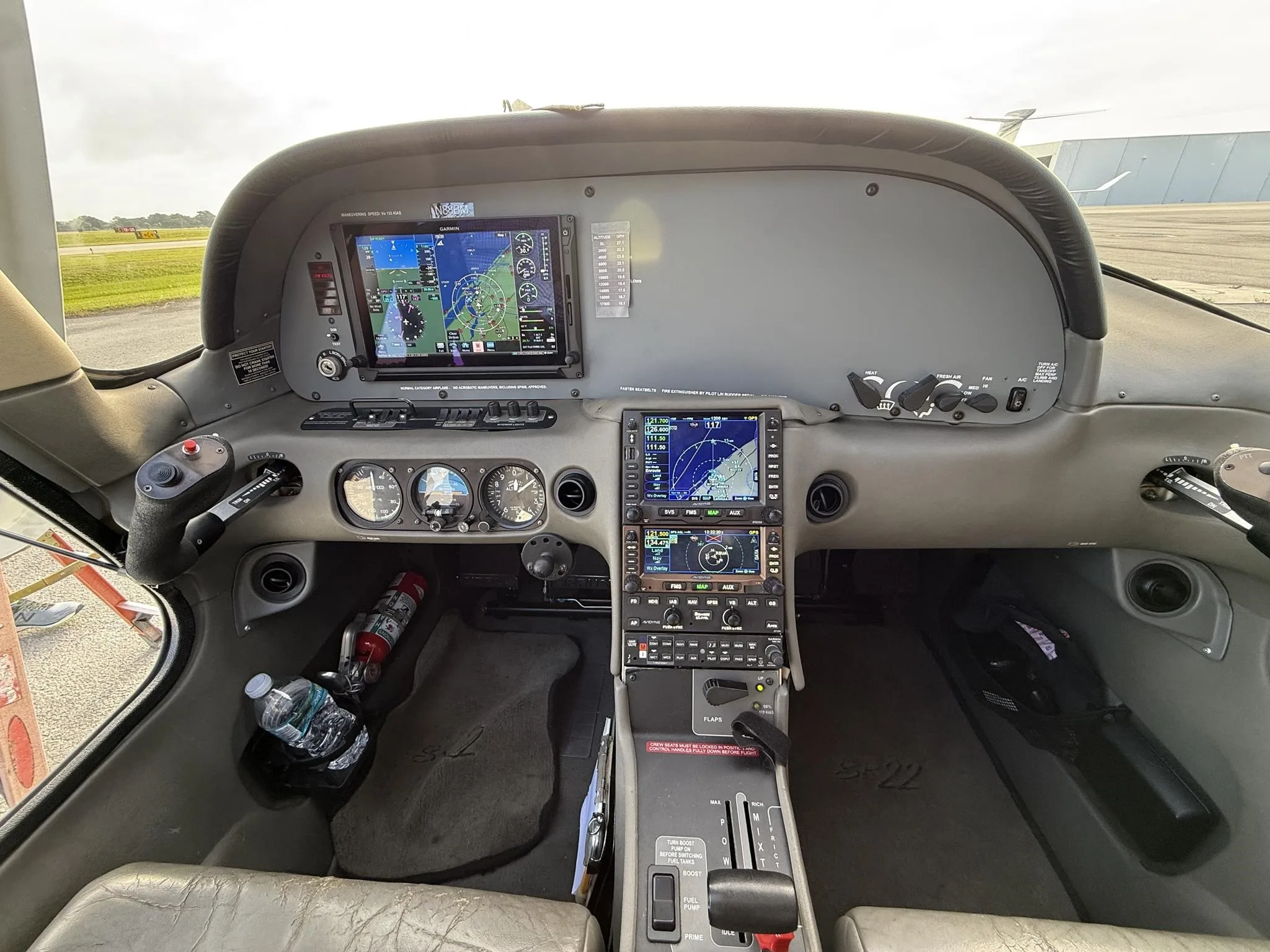 Avionics suite of a 2004 CIRRUS SR22-G2.