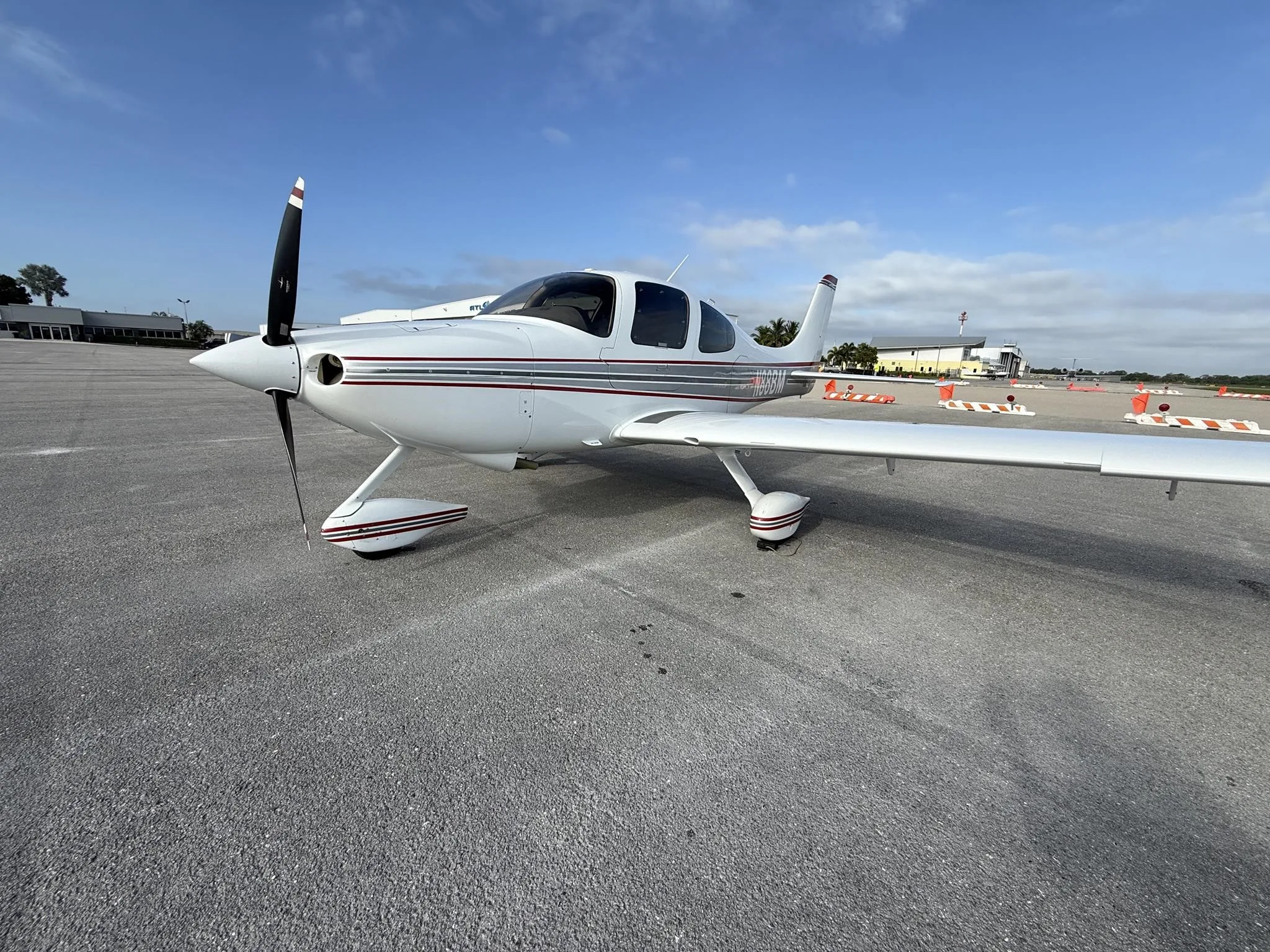 Exterior view of a 2004 CIRRUS SR22-G2, N88BM.