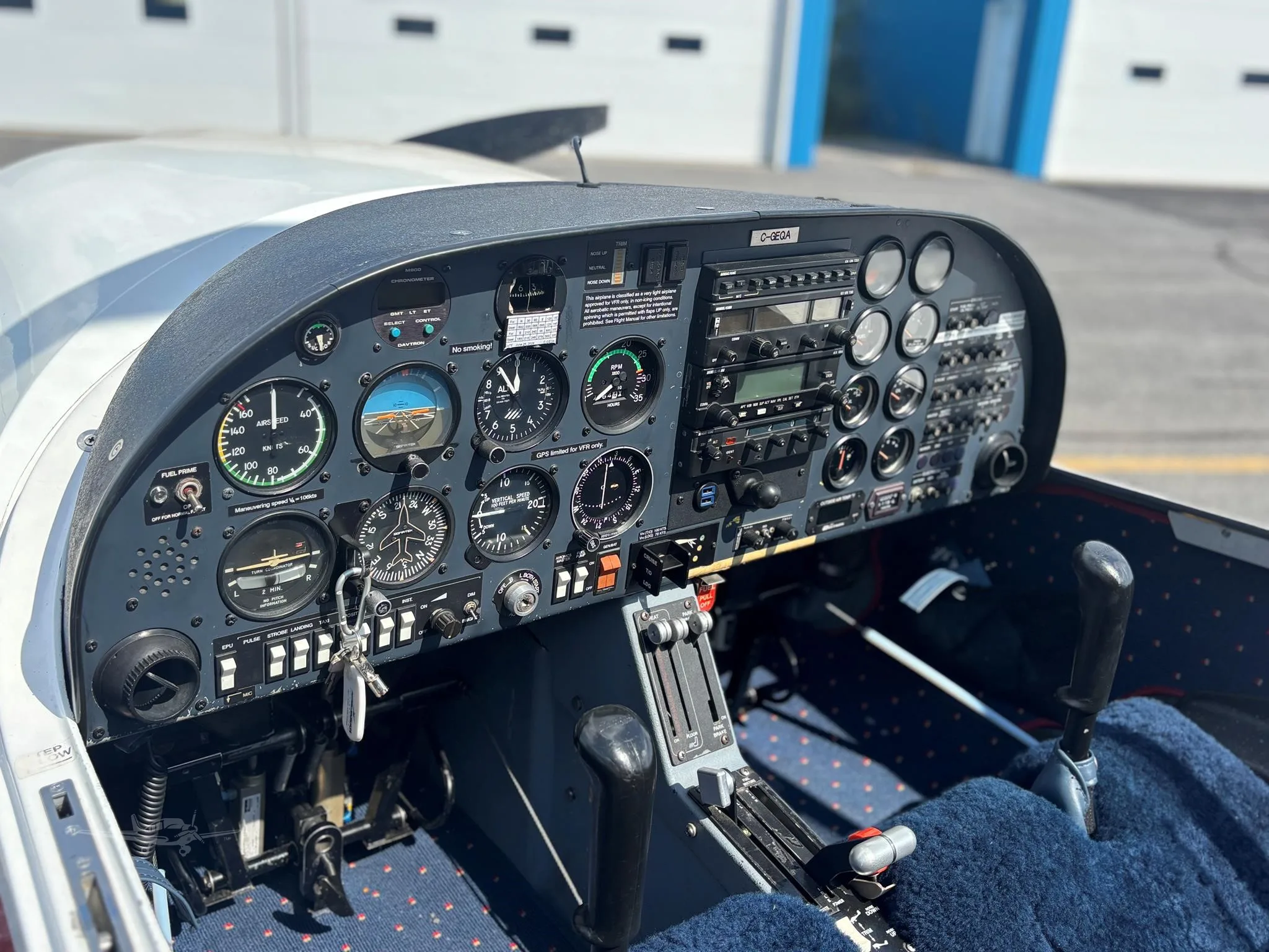 Cockpit and instrument panel of a 1999 DIAMOND DA20-C1.