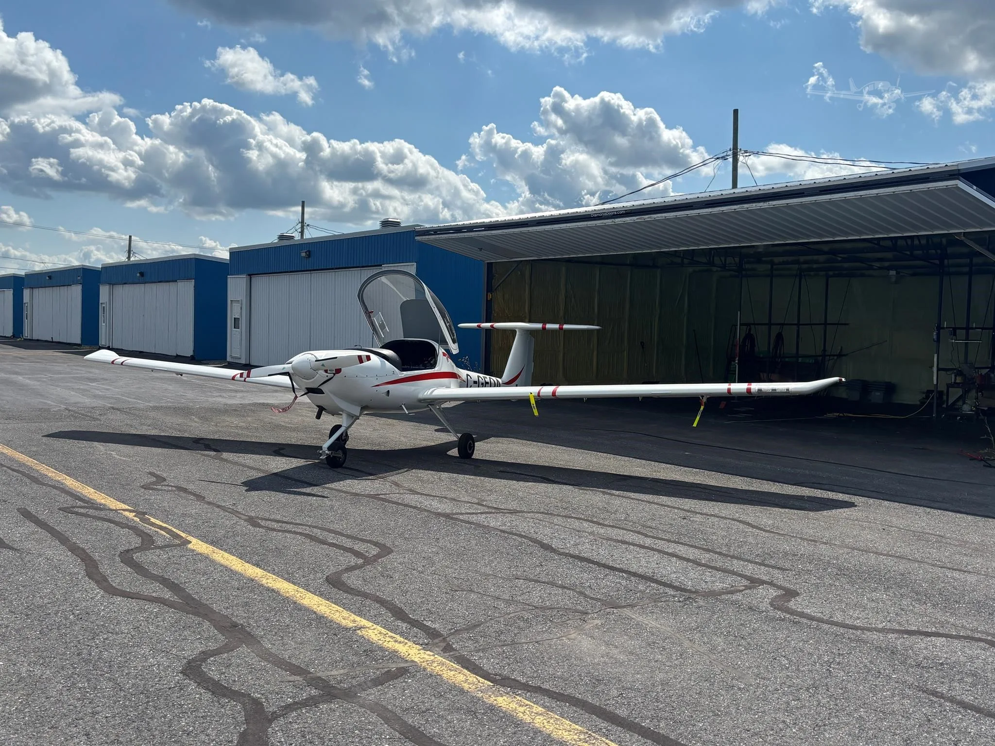 Exterior view of a 1999 DIAMOND DA20-C1, C-GEQA.