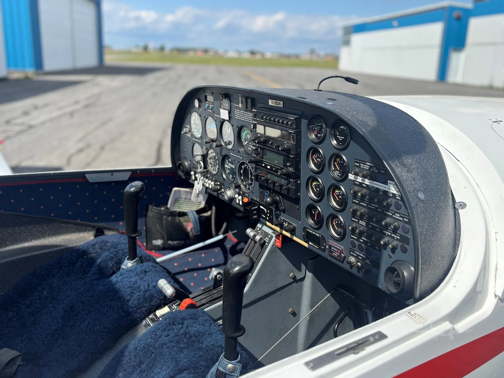 Cockpit and instrument panel of a 1999 DIAMOND DA20-C1.