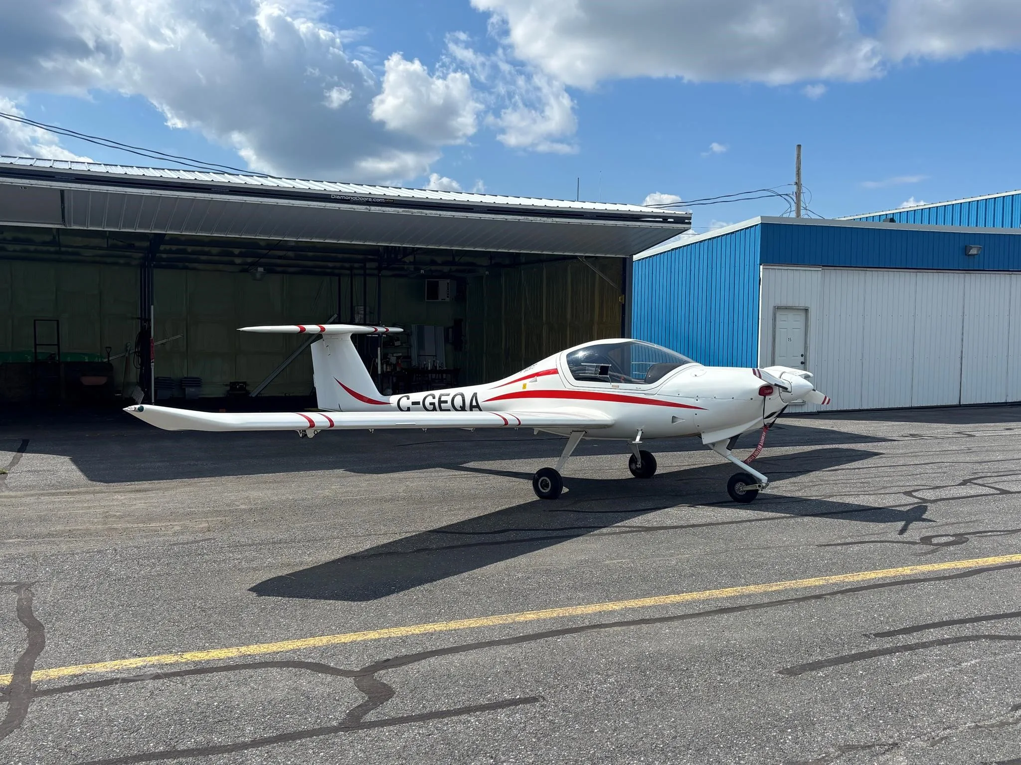 Exterior view of a 1999 DIAMOND DA20-C1, C-GEQA.
