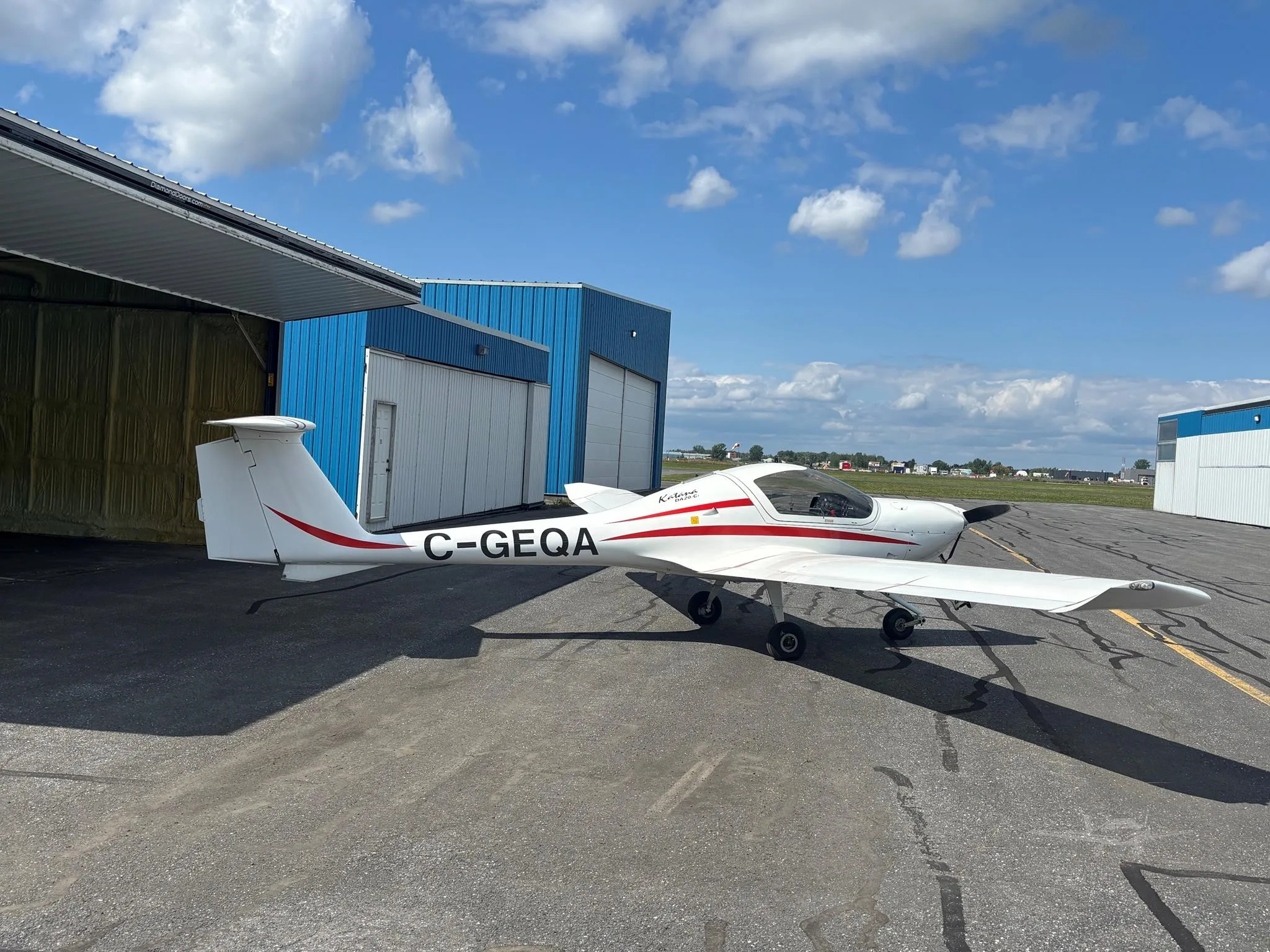 Exterior view of a 1999 DIAMOND DA20-C1, C-GEQA.