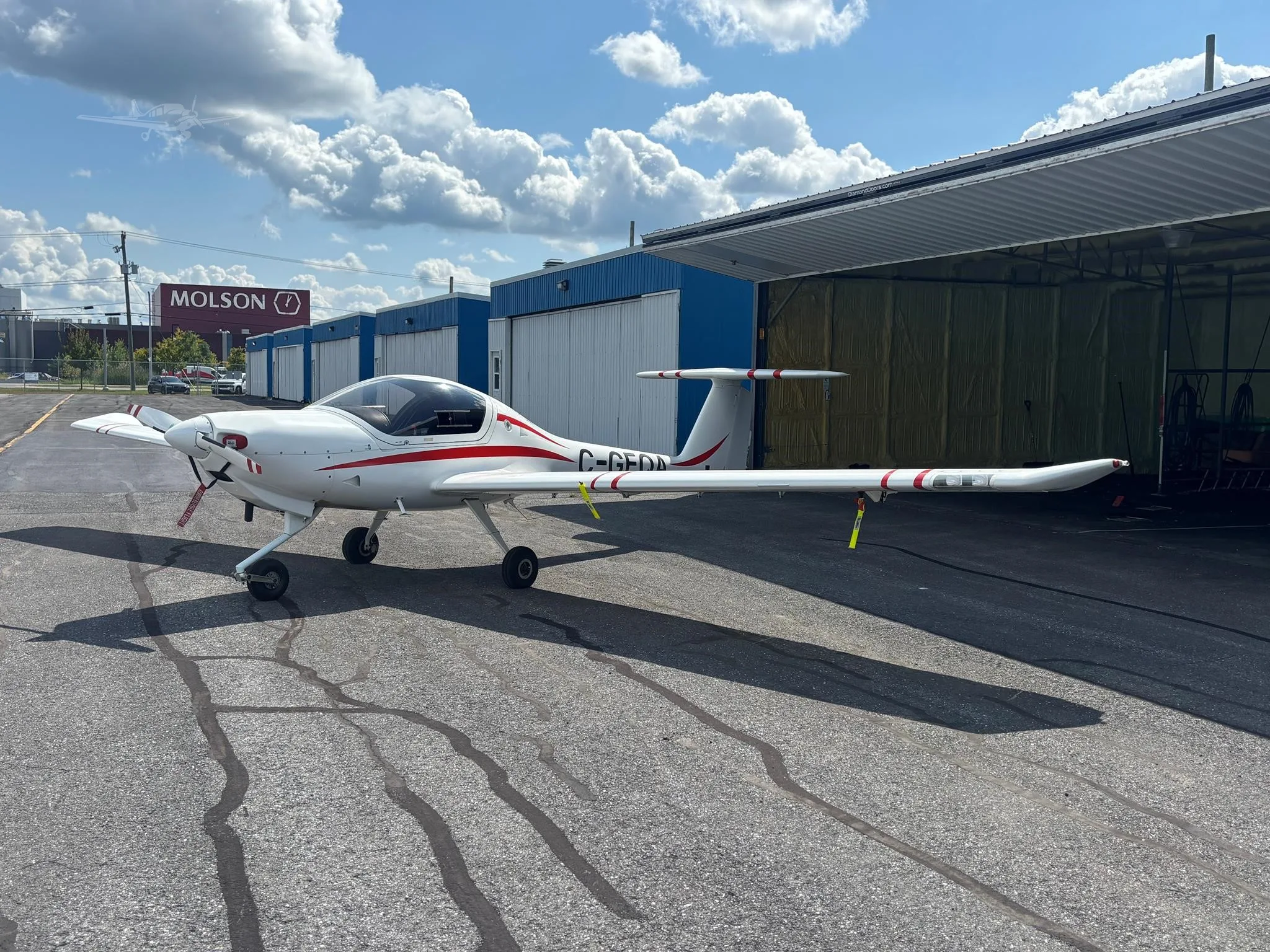 Exterior view of a 1999 DIAMOND DA20-C1, C-GEQA.