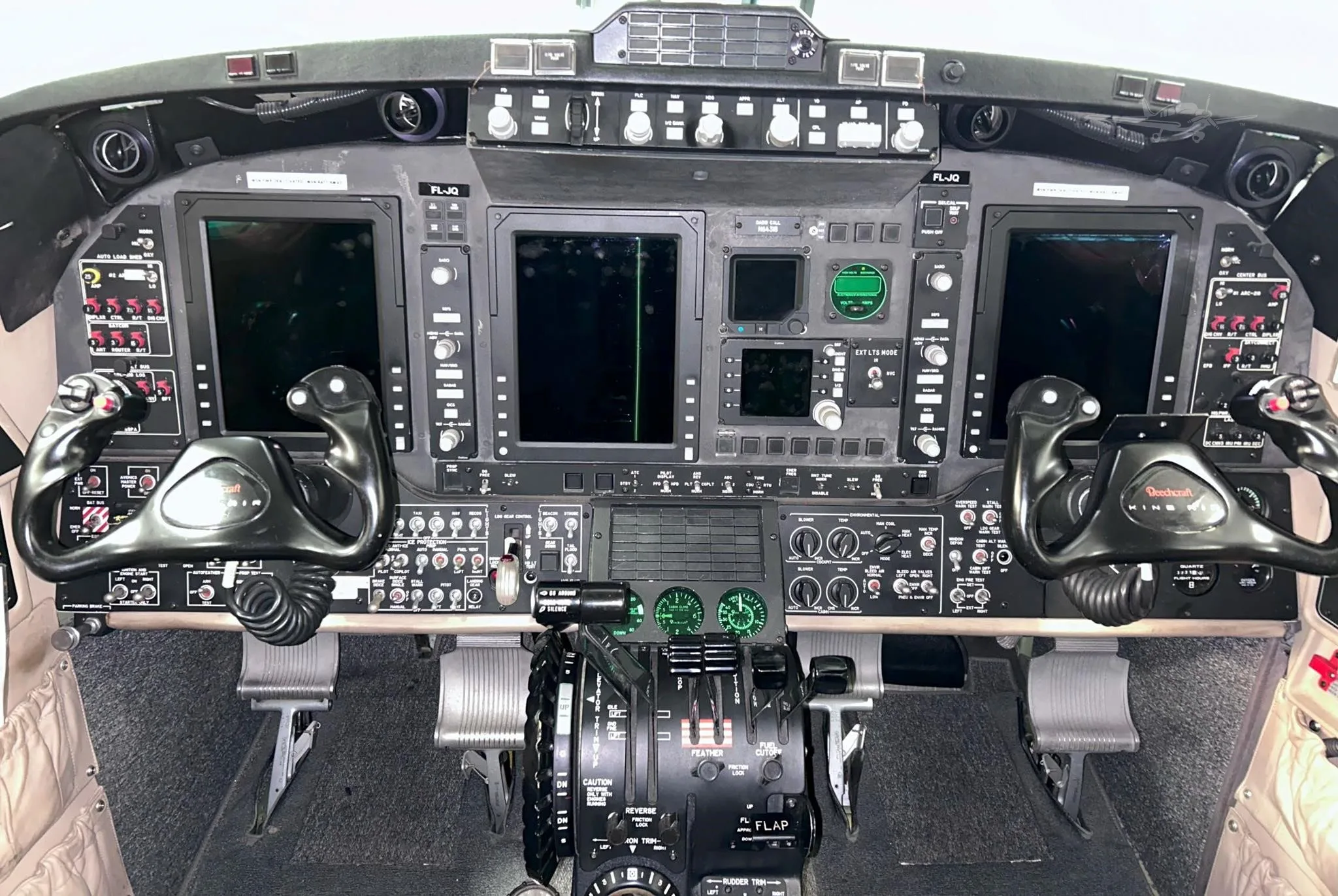 Cockpit and instrument panel of a 2010 BEECHCRAFT KING AIR 350ER.