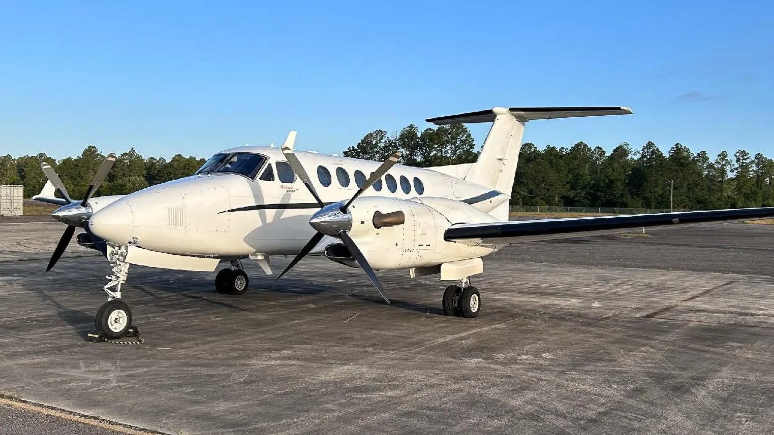 Exterior view of a 2010 BEECHCRAFT KING AIR 350ER, N6431S.