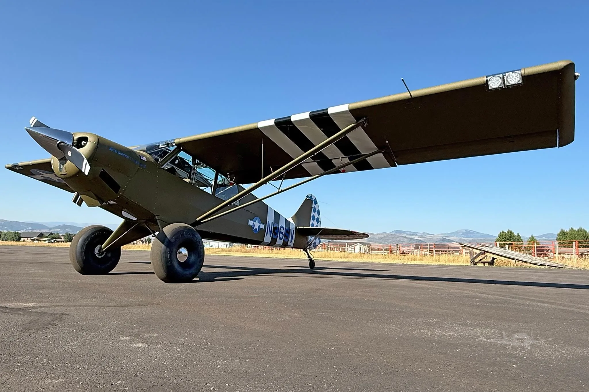 Exterior view of a 2025 AVIAT HUSKY A-1C-200, N36SV.