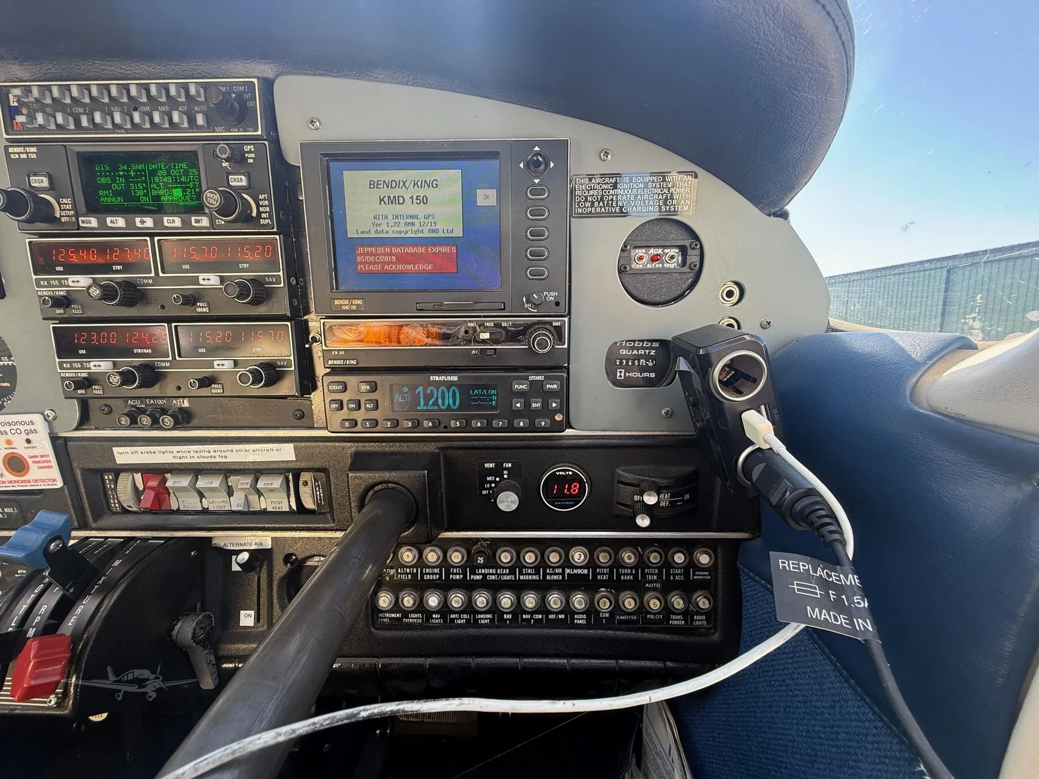 Avionics suite of a 1976 PIPER ARROW II.