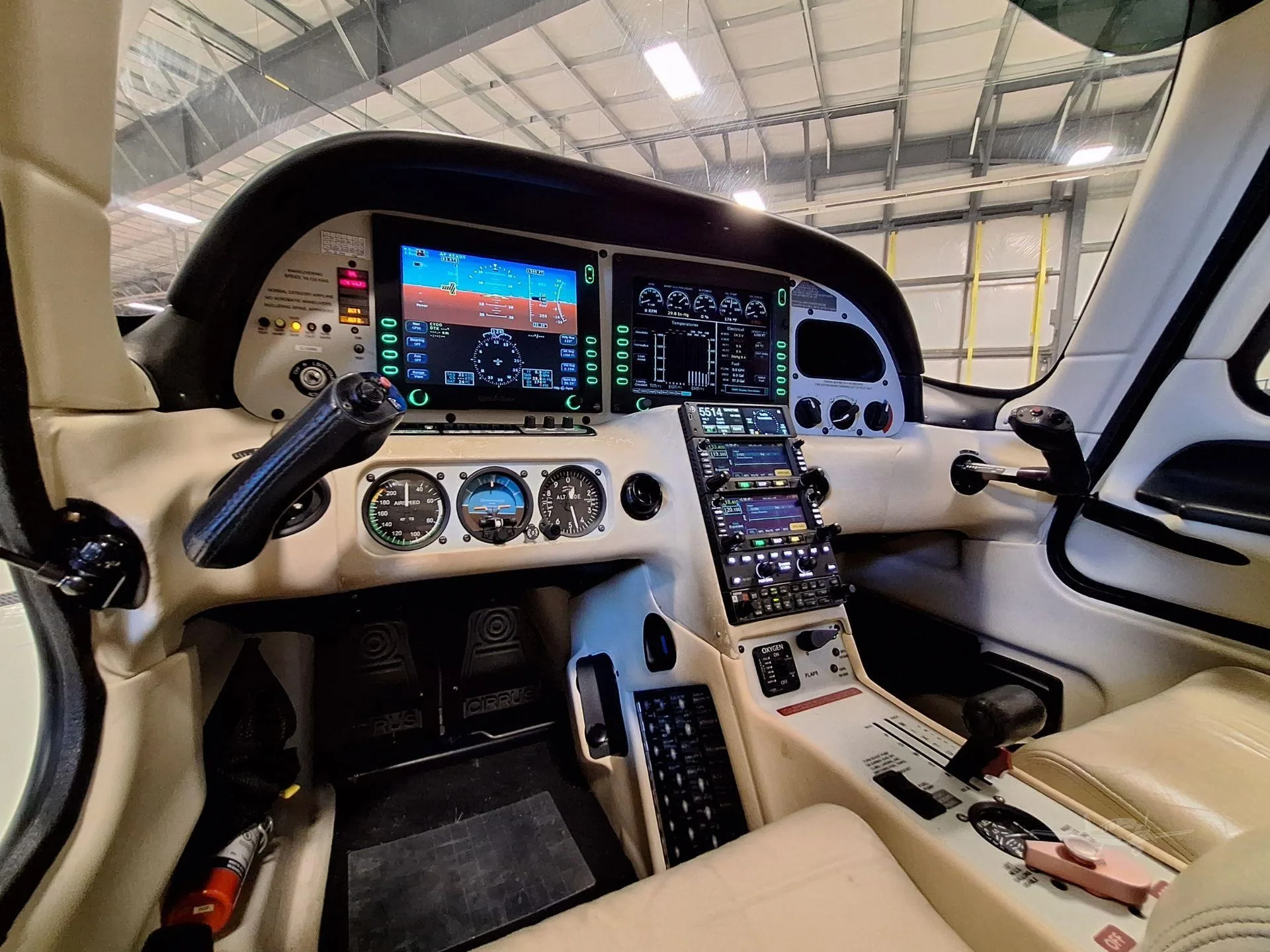 Cockpit and instrument panel of a 2007 CIRRUS SR22-G3 TURBO.