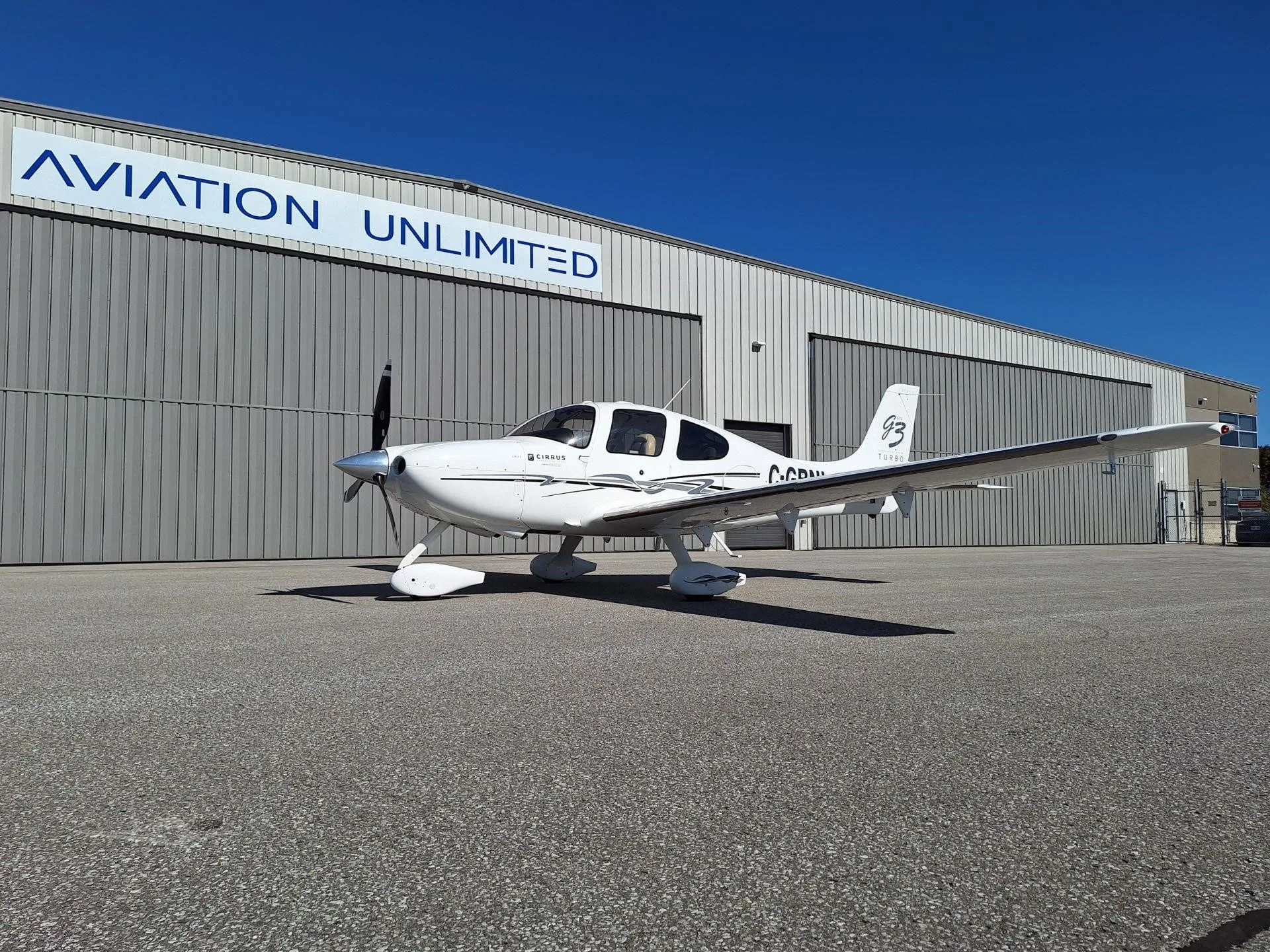 Exterior view of a 2007 CIRRUS SR22-G3 TURBO, C-GBNI.