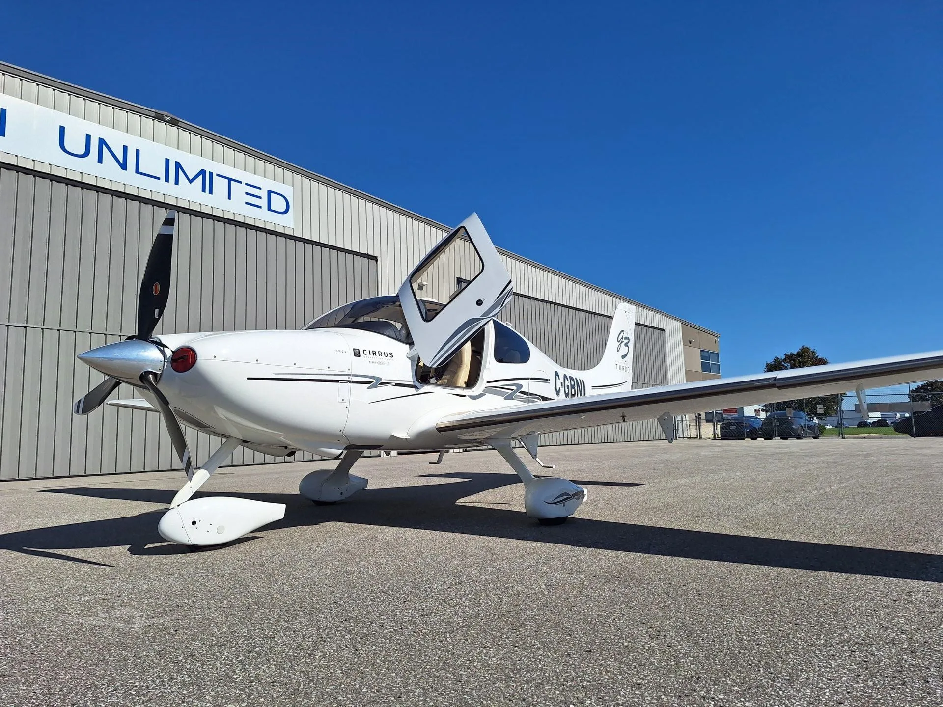 Exterior view of a 2007 CIRRUS SR22-G3 TURBO, C-GBNI.