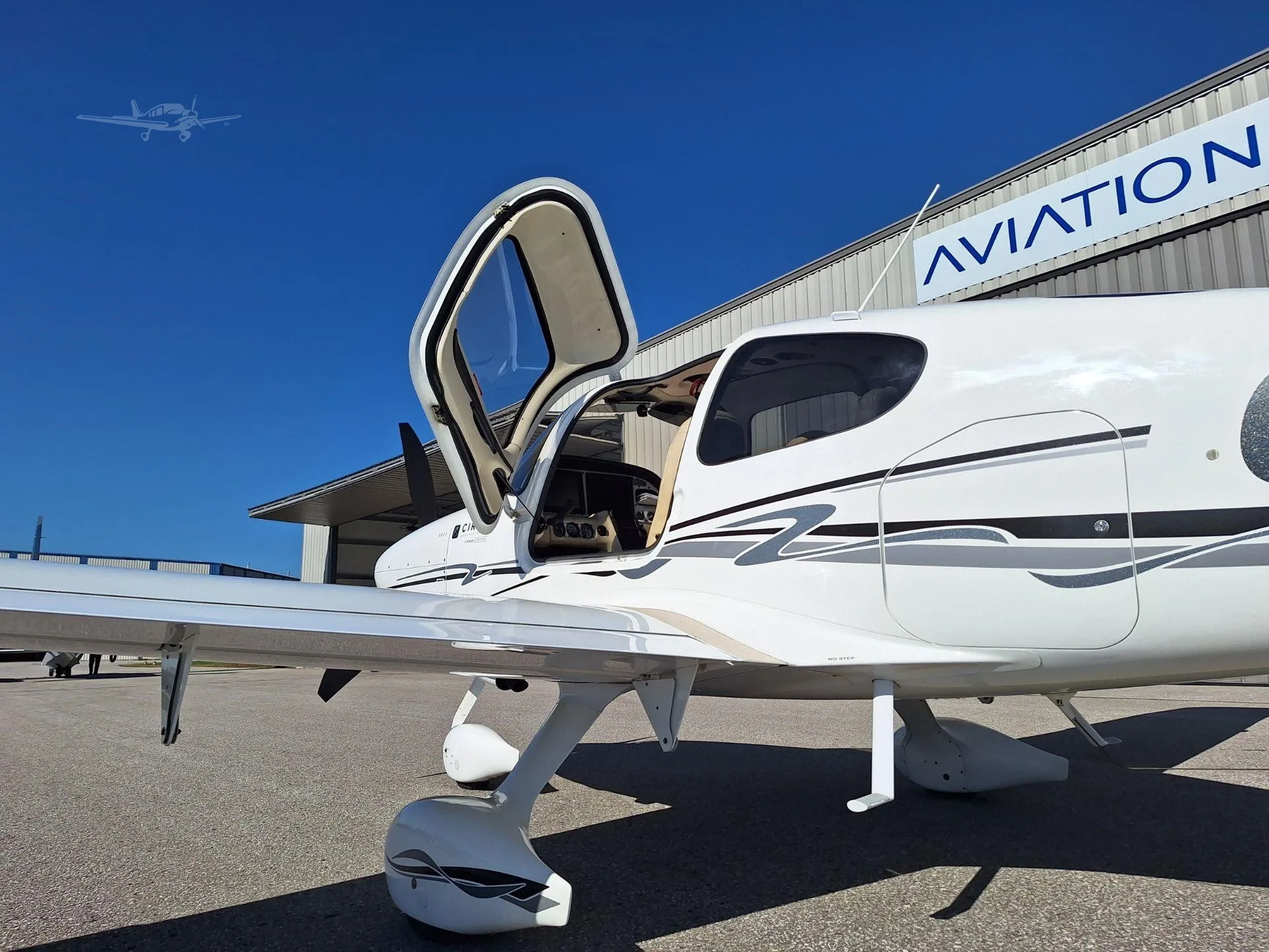 Exterior view of a 2007 CIRRUS SR22-G3 TURBO, C-GBNI.