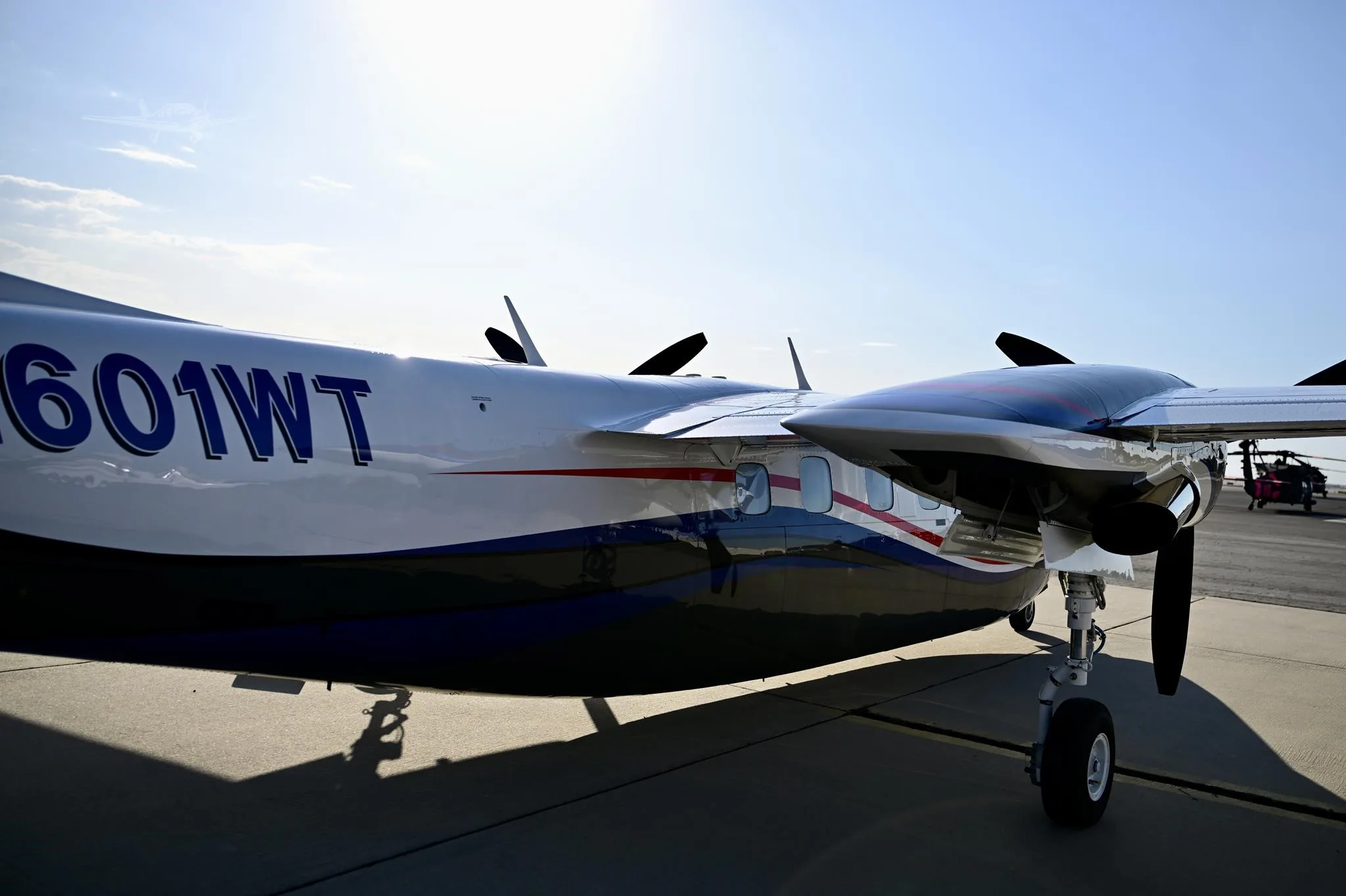 Exterior view of a 1982 COMMANDER 900, N601WT.