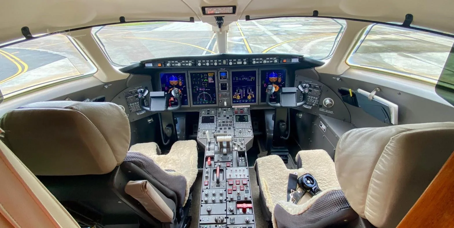 Cockpit and instrument panel of a 2012 BOMBARDIER CHALLENGER 300.